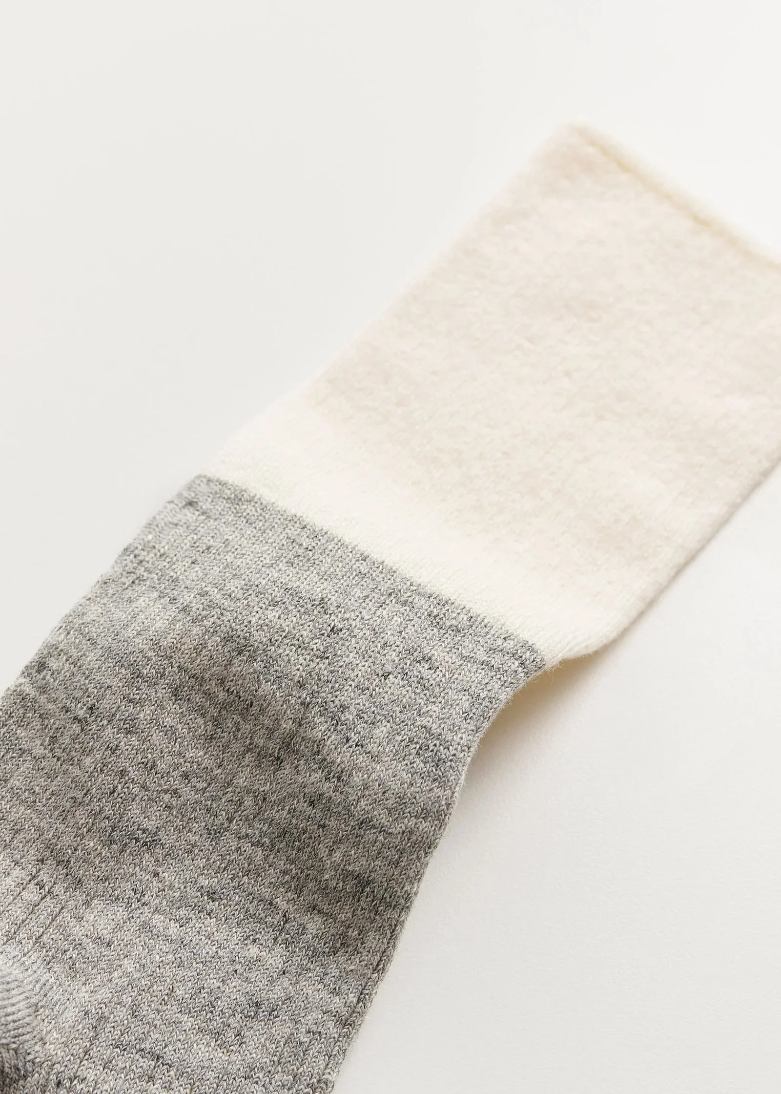 Aiayu-Linen-Rib-Socks_Mix-Grey-Melange2_manon-bis.jpg .jpg