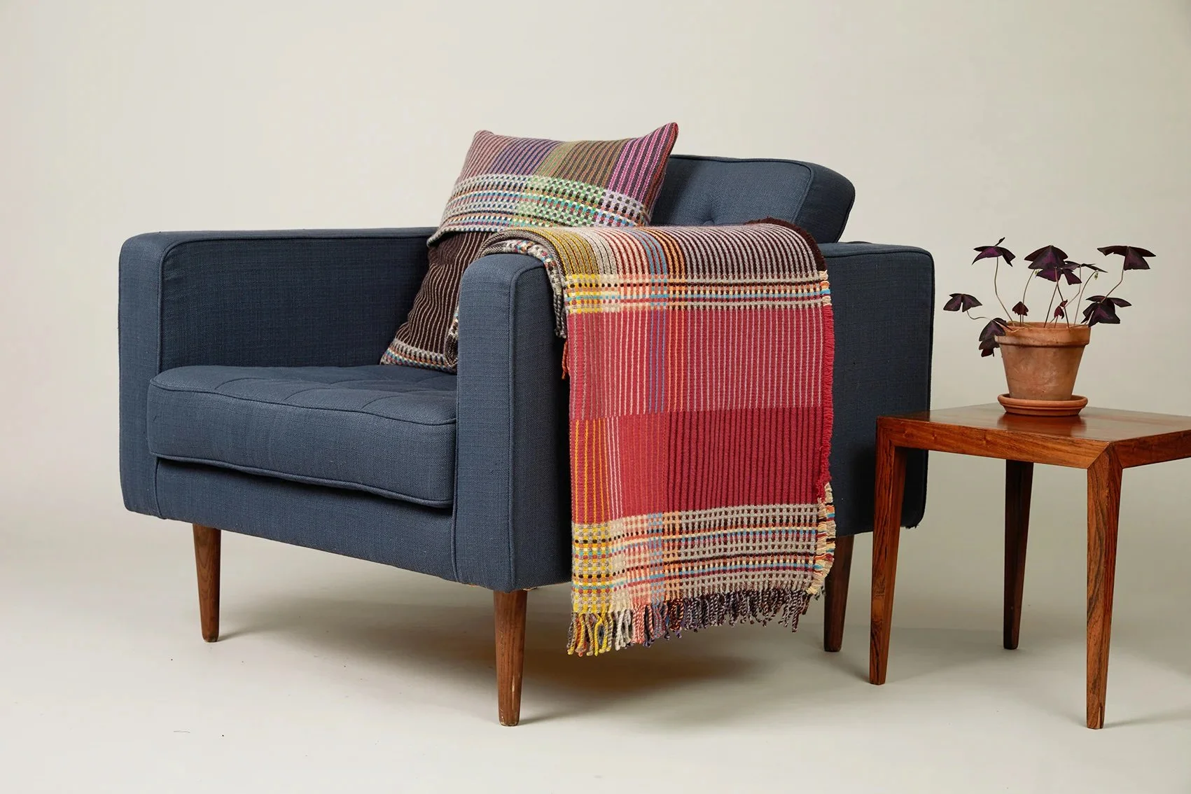 Wallace-Sewell-Throw_Lambswool_Pinstripe_Sophia-1_manon-bis.jpg .jpg