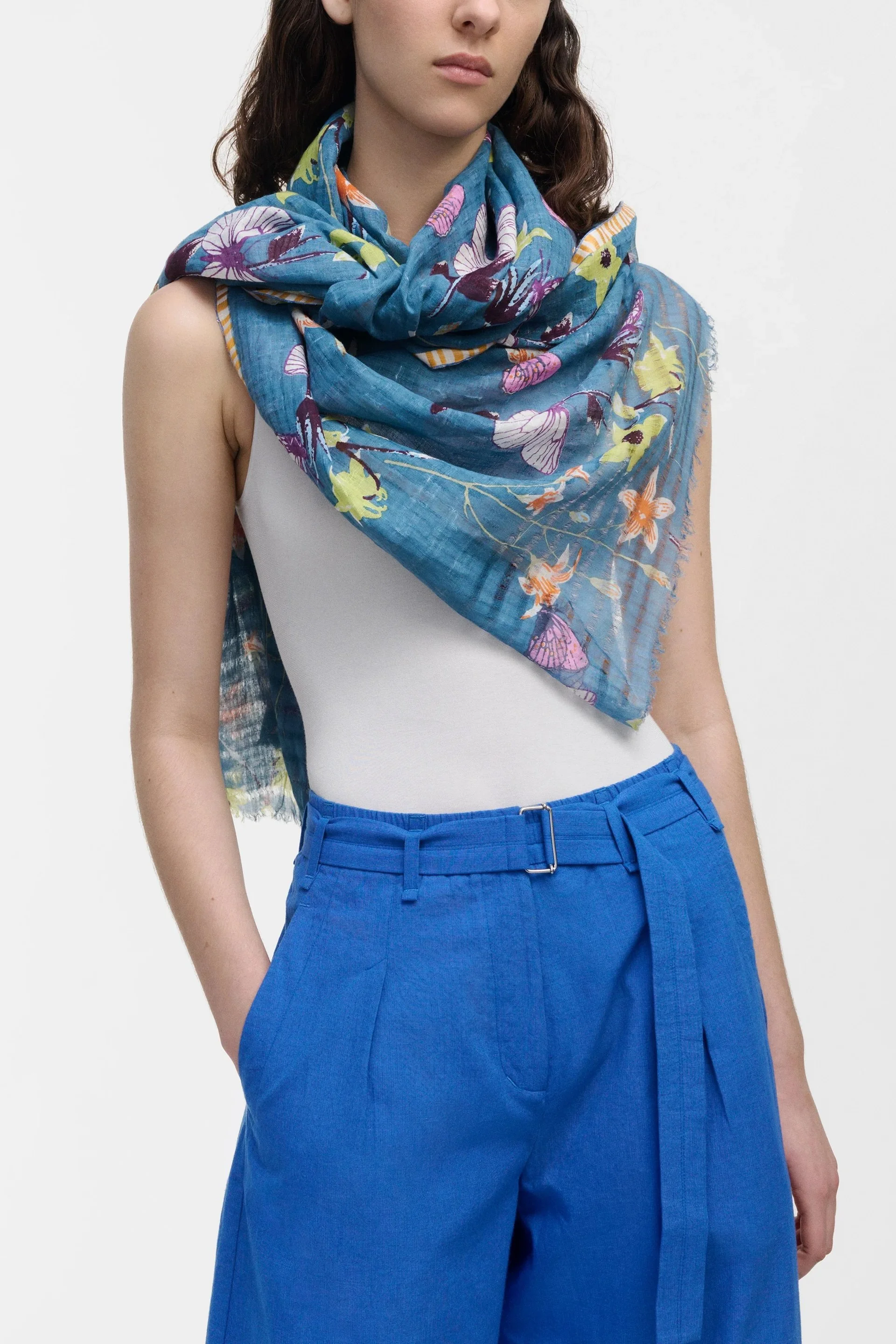 Epice_scarf-butterflies-flowers-bluestone-ps-2682E-2-manon-bis.jpg