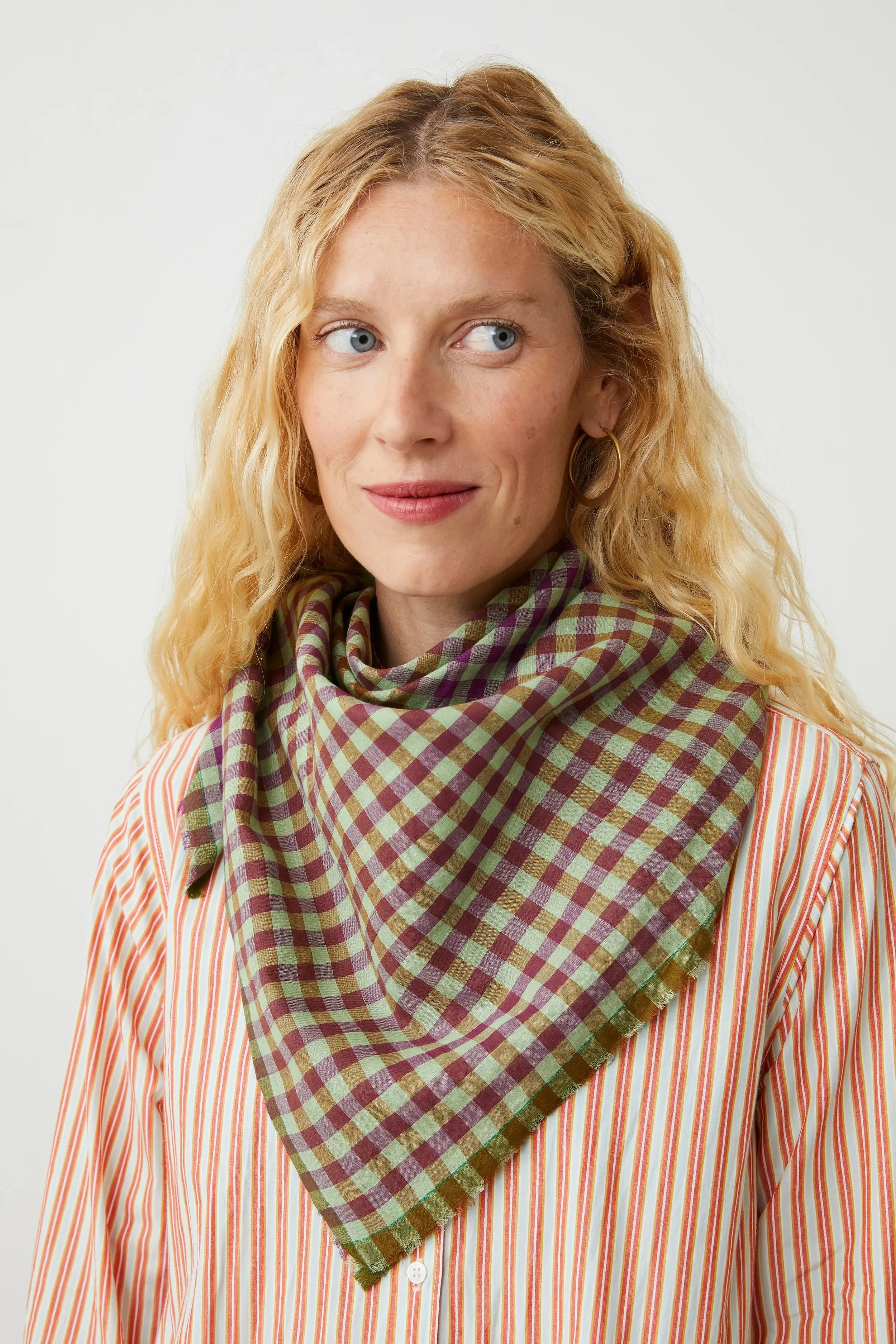 Moismont-poem-scarf-821-amazon-32-manon-bis.jpg