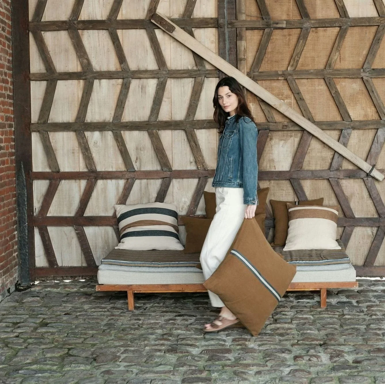 libeco-miles-pillow_cushion-63x63-oak-manon-bis_79_1.jpg .jpg