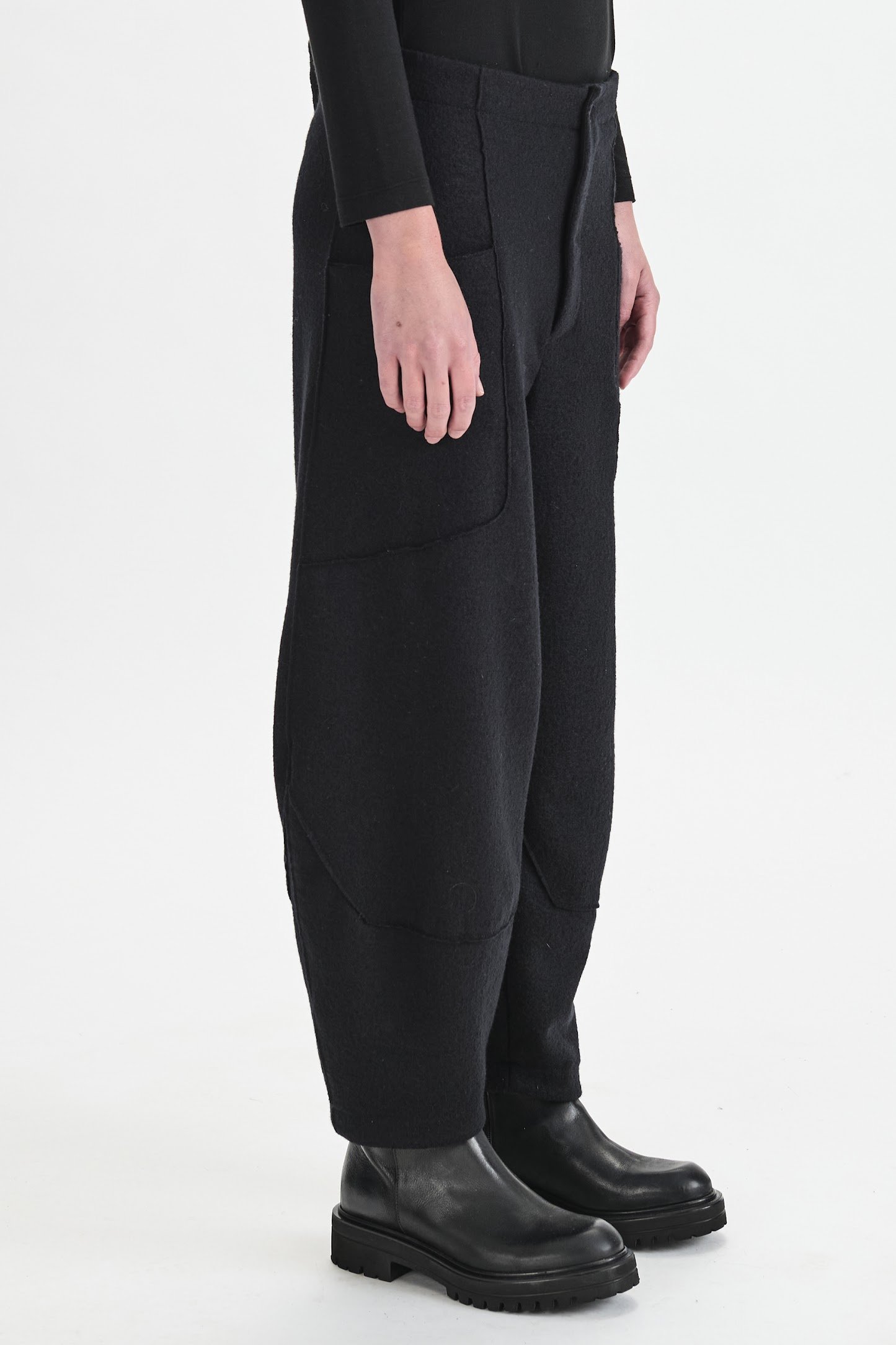 Transit-virgin-wool-pant-black-3-CFDTRBU303-10_01_manon-bis.jpg