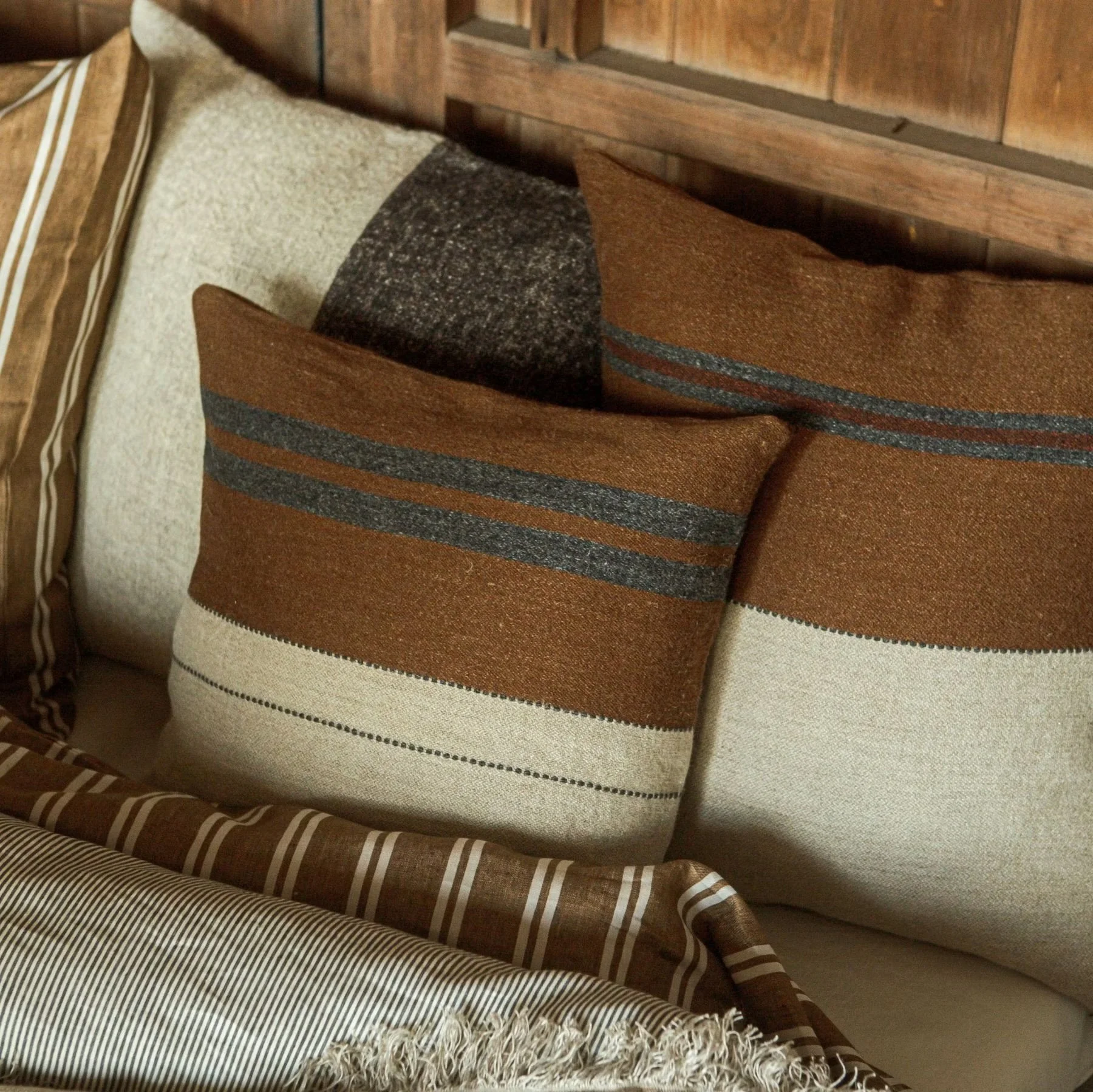 libeco-linen-the_highland_stripe_pillow_smoke-4-manon-bis.jpg
