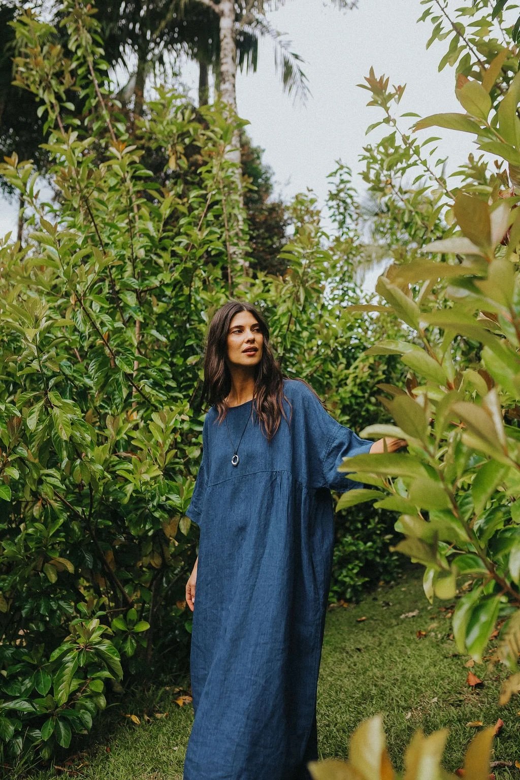 montaigne-noa-indigo-linen-dress-3-manon-bis.jpg