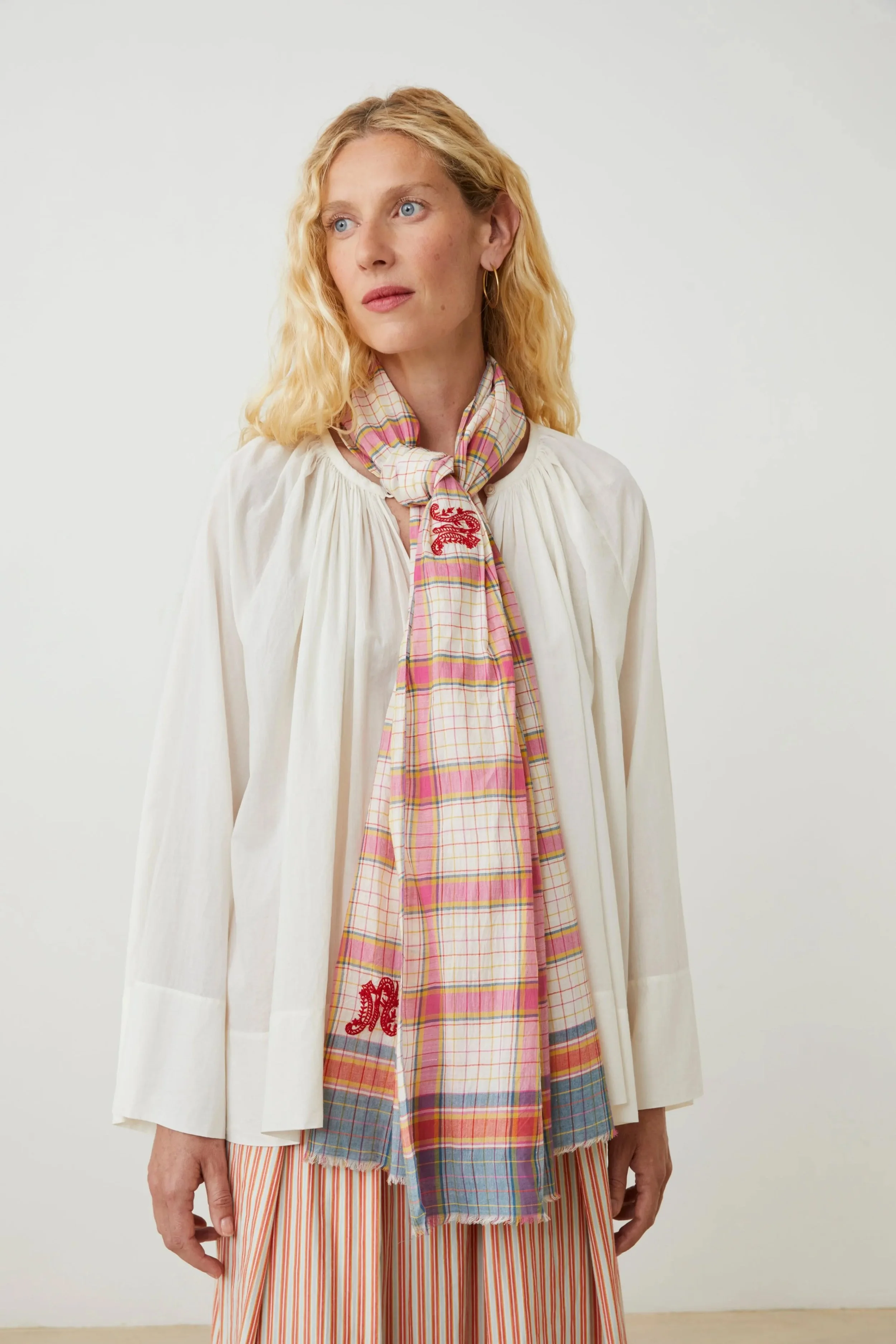 moismont-alphabet-scarf-825-pop-pink-2-manon-bis.jpg