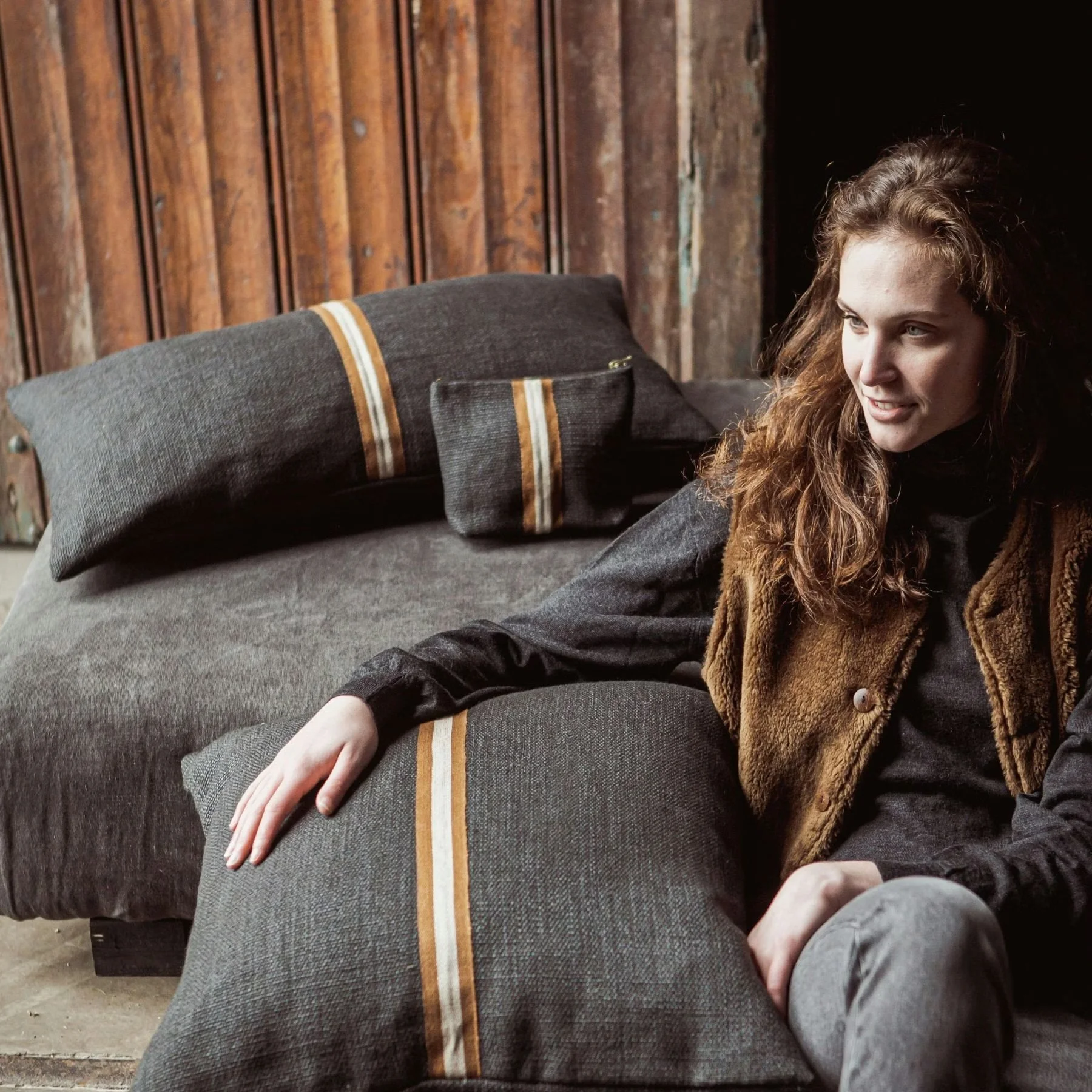 Libeco-linen-jasper_faded_black-cushion-manon-bis.jpg .jpg