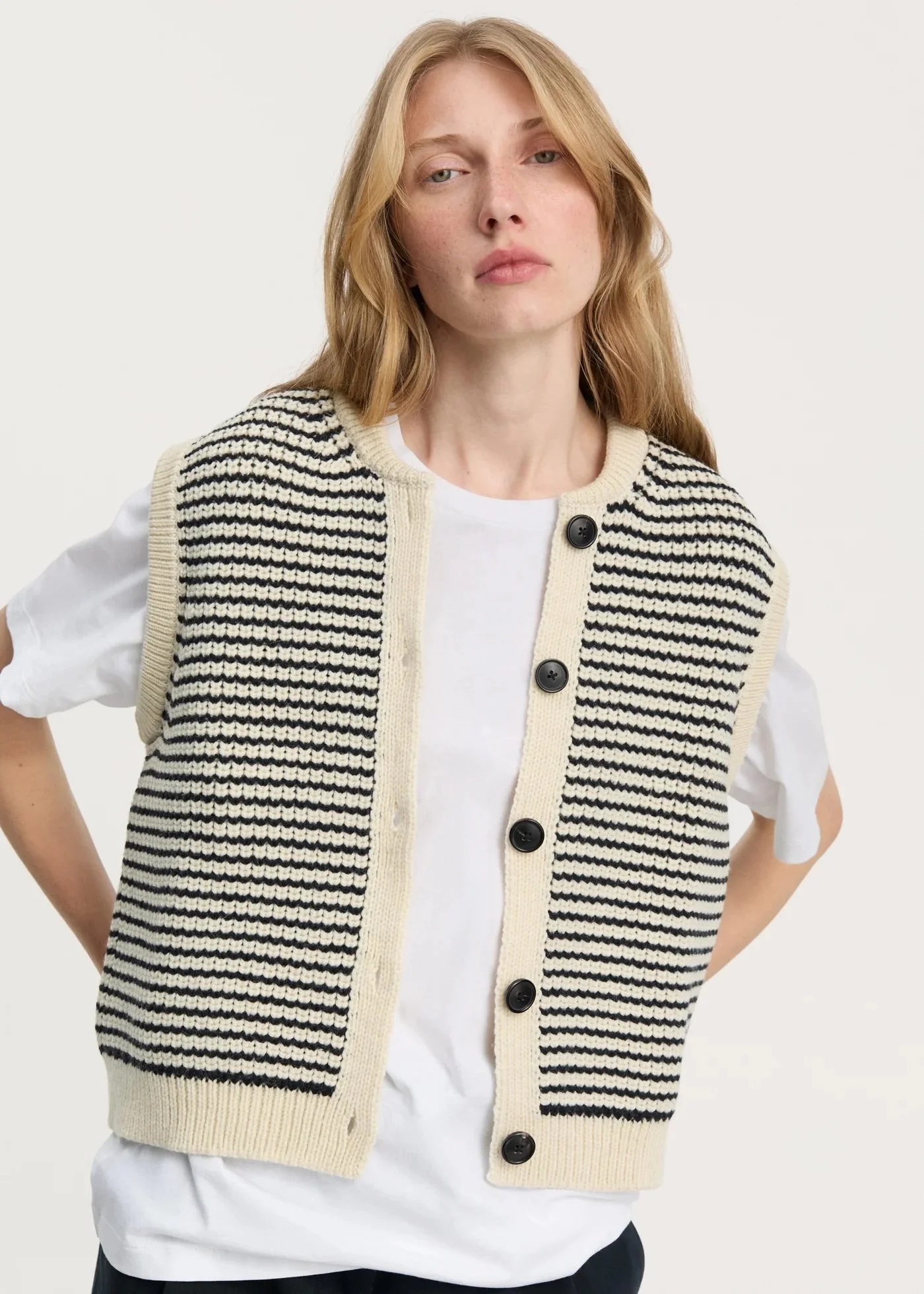 Aiayu-Asha_Vest-Mix-Black-Navy_2-manon-bis.jpg .jpg