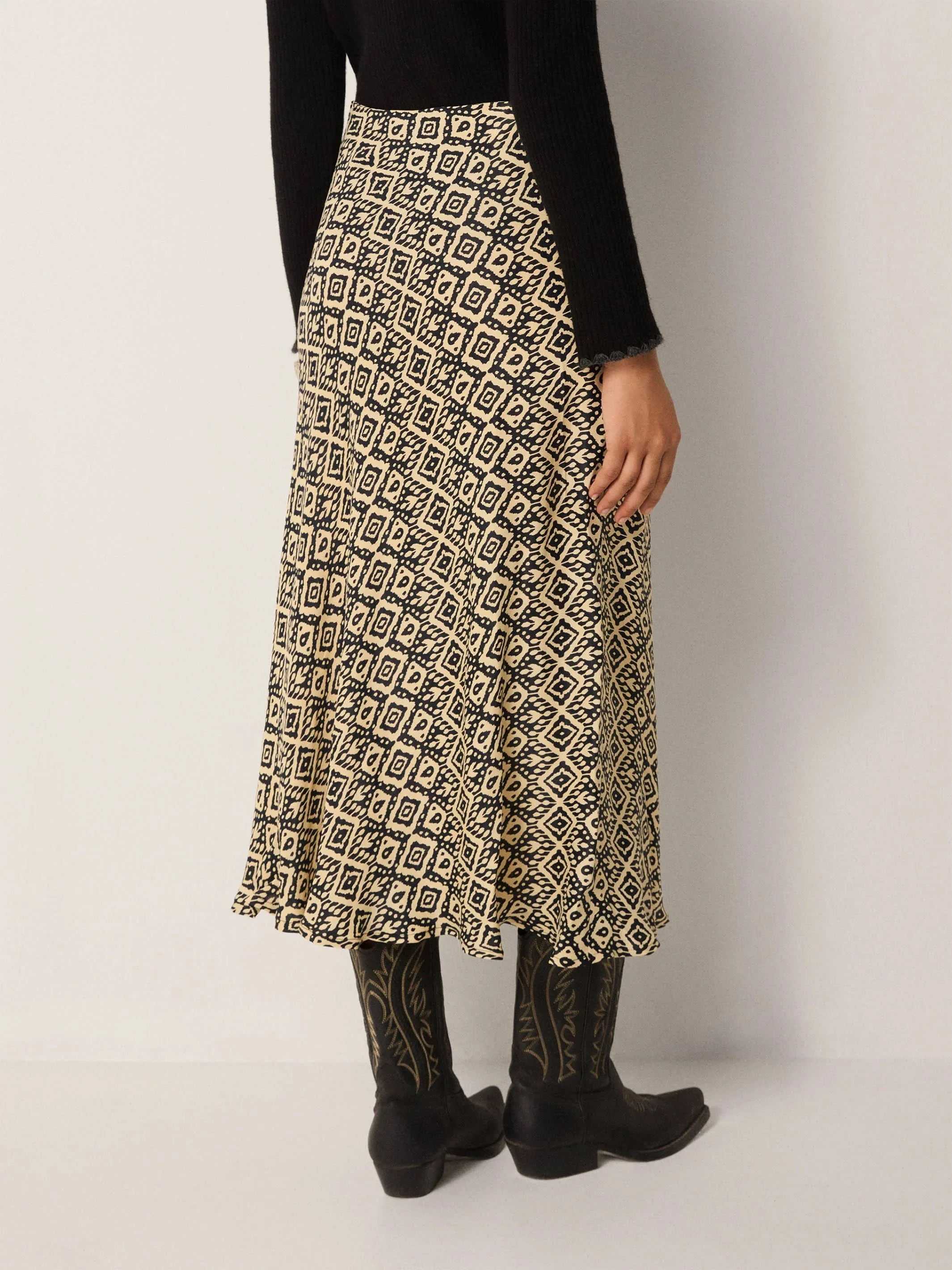Maison-Hotel-Irene-Skirt-Vanilla-Ice-6-Manon-Bis.jpg