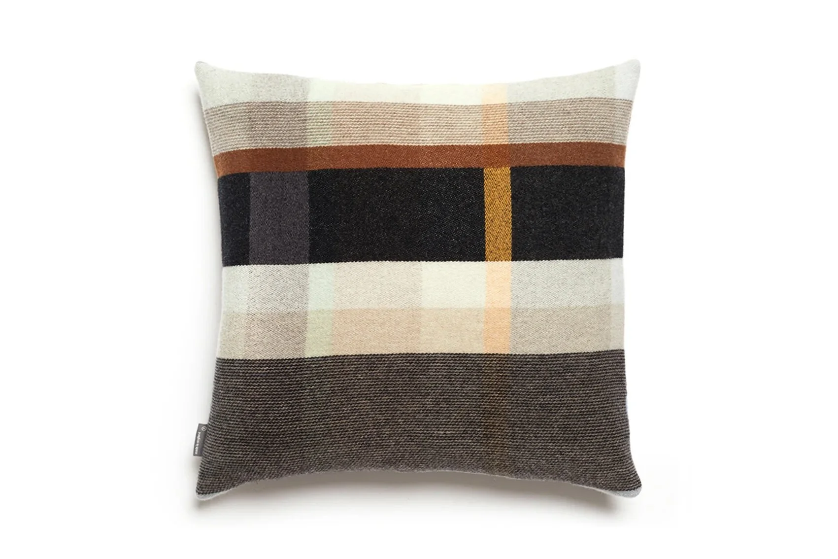 Wallace-Sewell-Cushion_Block_Chipperfield-2_manon-bis.jpg