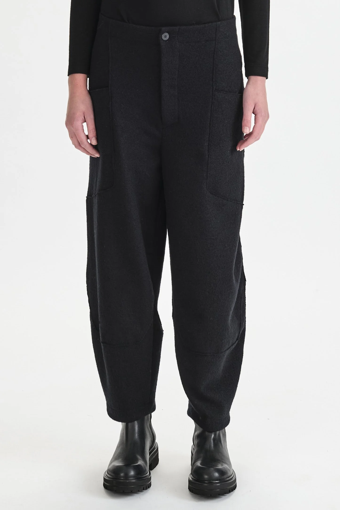 Transit-virgin-wool-pant-black-CFDTRBU303-10_01_manon-bis.jpg