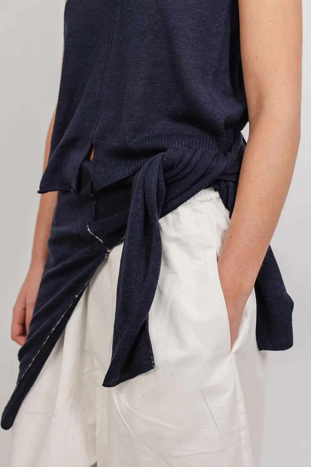 Vic-and-bert-tommie-linen-knit-vest-ink-1-manon-bis.jpg