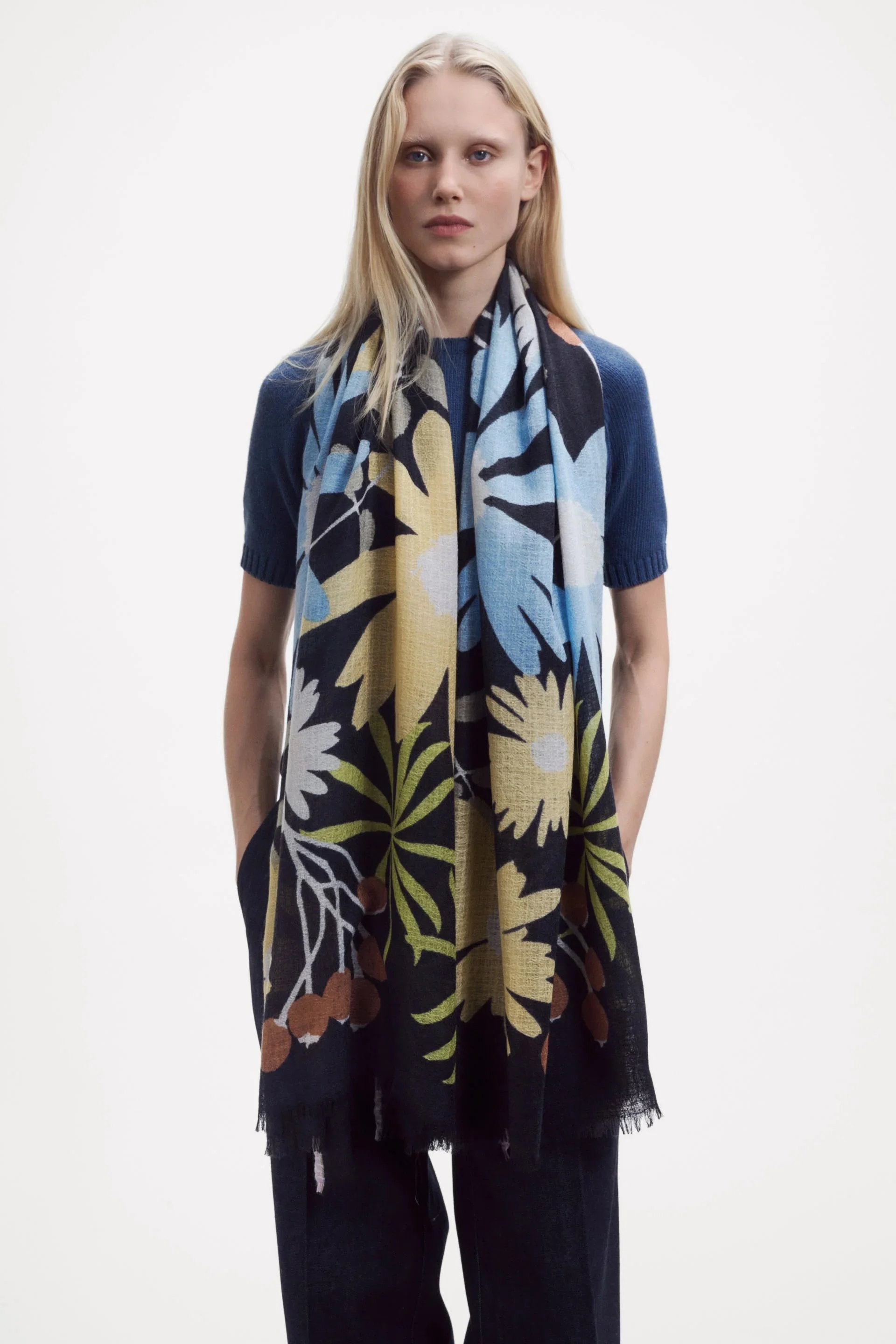Épice-organic-daisy-scarf-black-GW2581_E_manon-bis.jpg .jpg