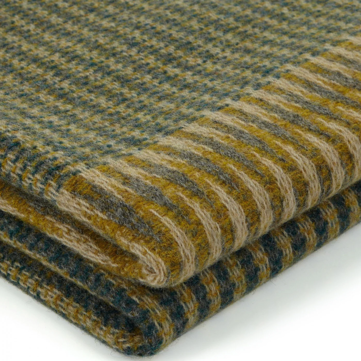 Wallace-Sewell-Lismore-tweed-shetland-throw-2-manon-bis.jpg