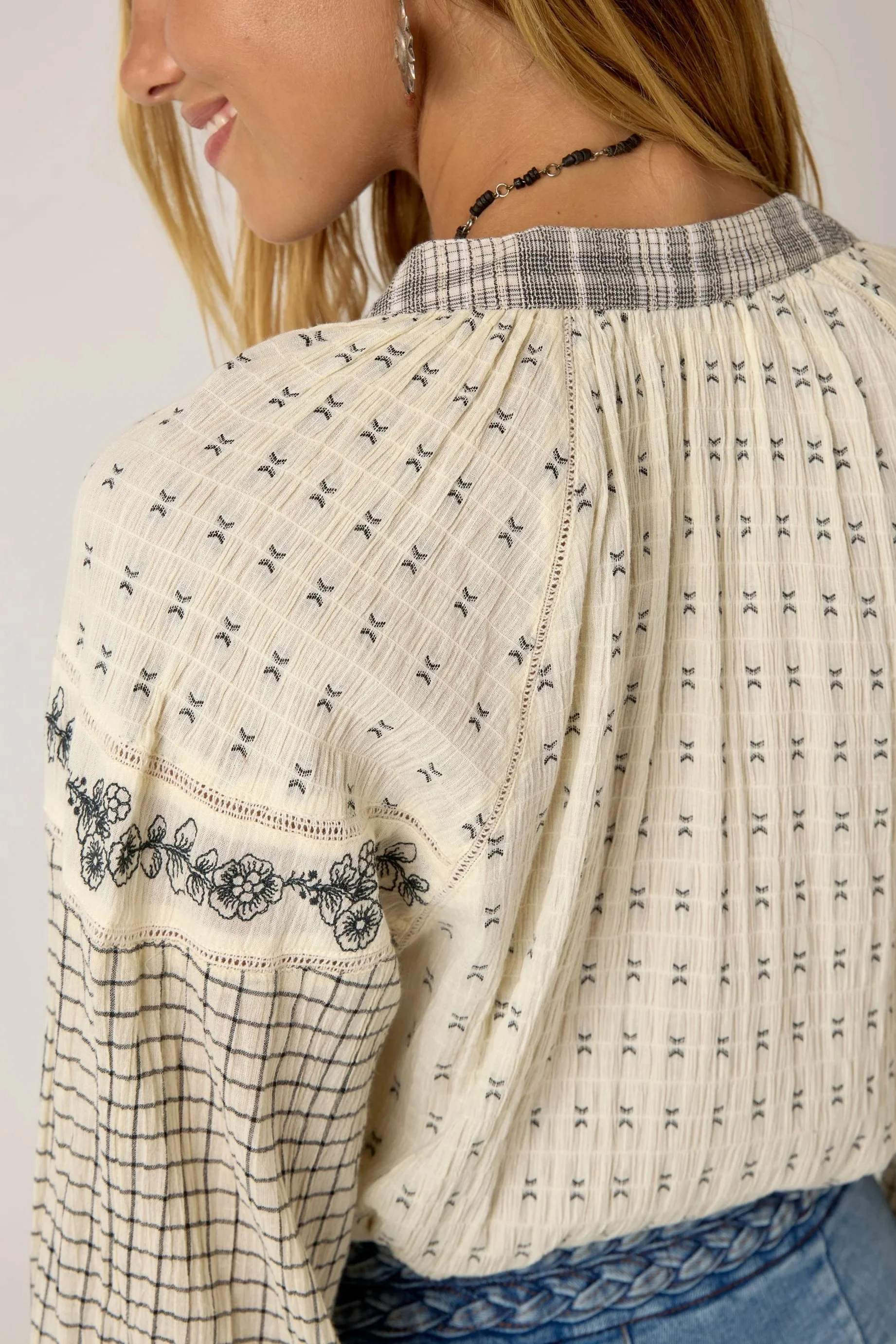 Maison-Hotel-Noemi-Blouse-patchwork-Notes-ash-9-manon-bis.jpg