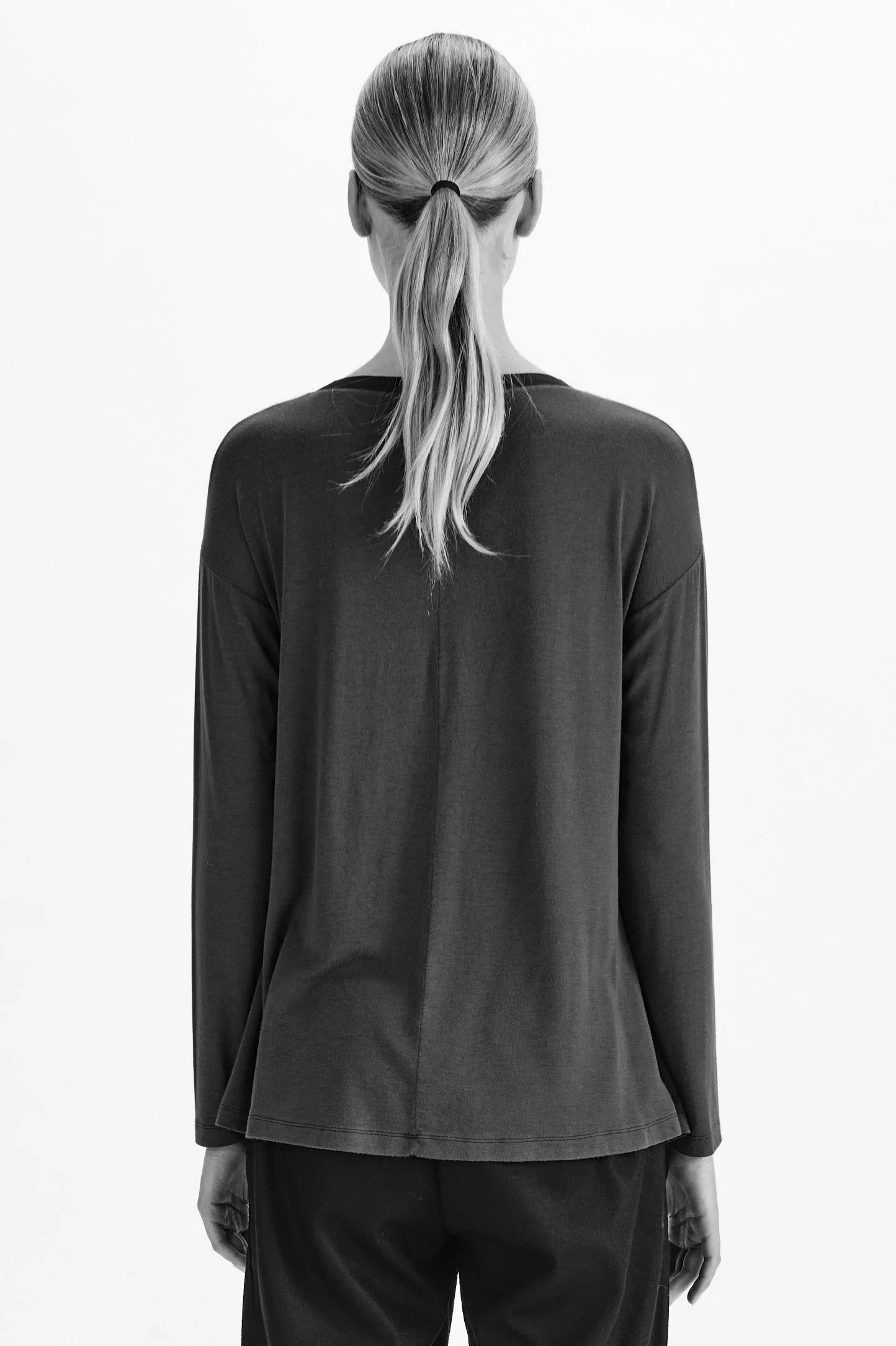 Transit-Modal-Longsleeve-Tee-Grey-2-CFDTRBI183-08_01_Manon-Bis.jpg