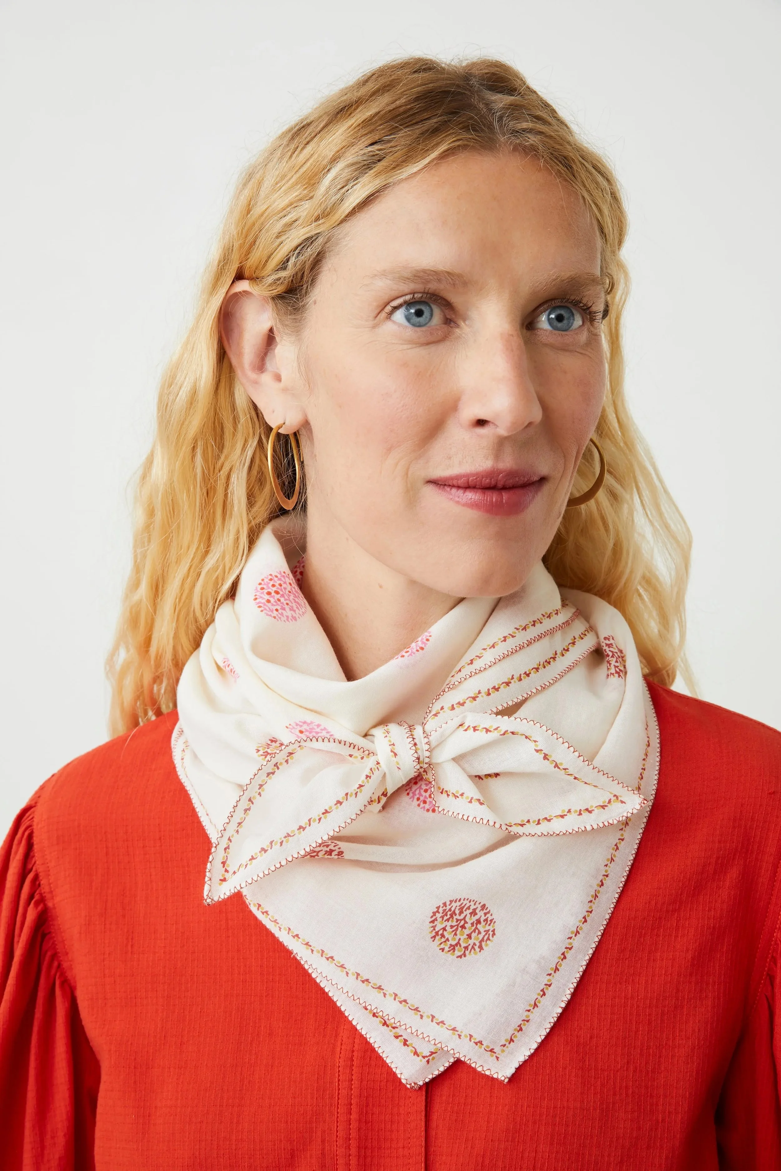 Moismont-Pearl-scarf-820-letter-1-manon-bis.jpg