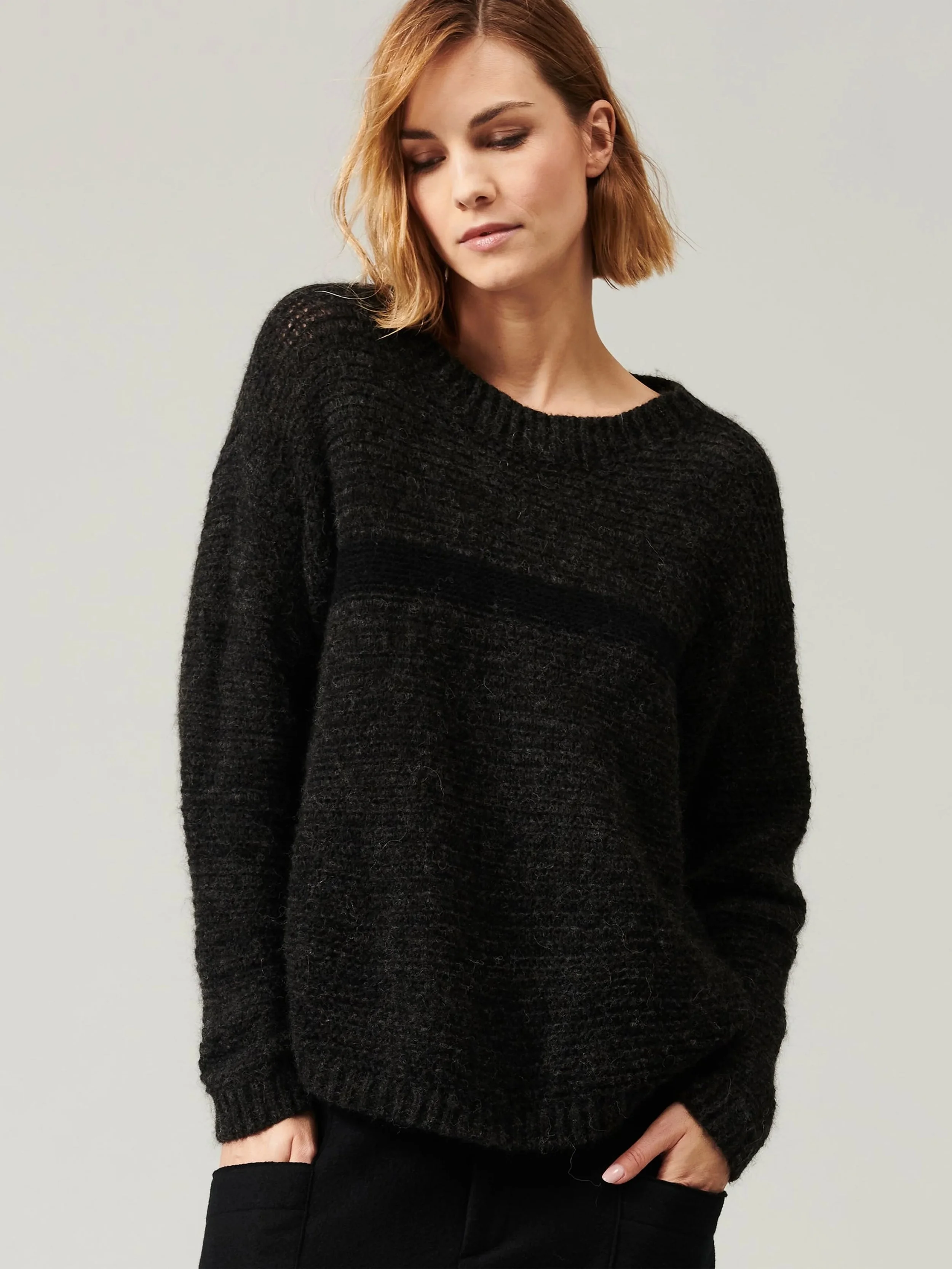 Transit-117521-Crew-Knit-Anthracite-manon-bis.jpg .jpg