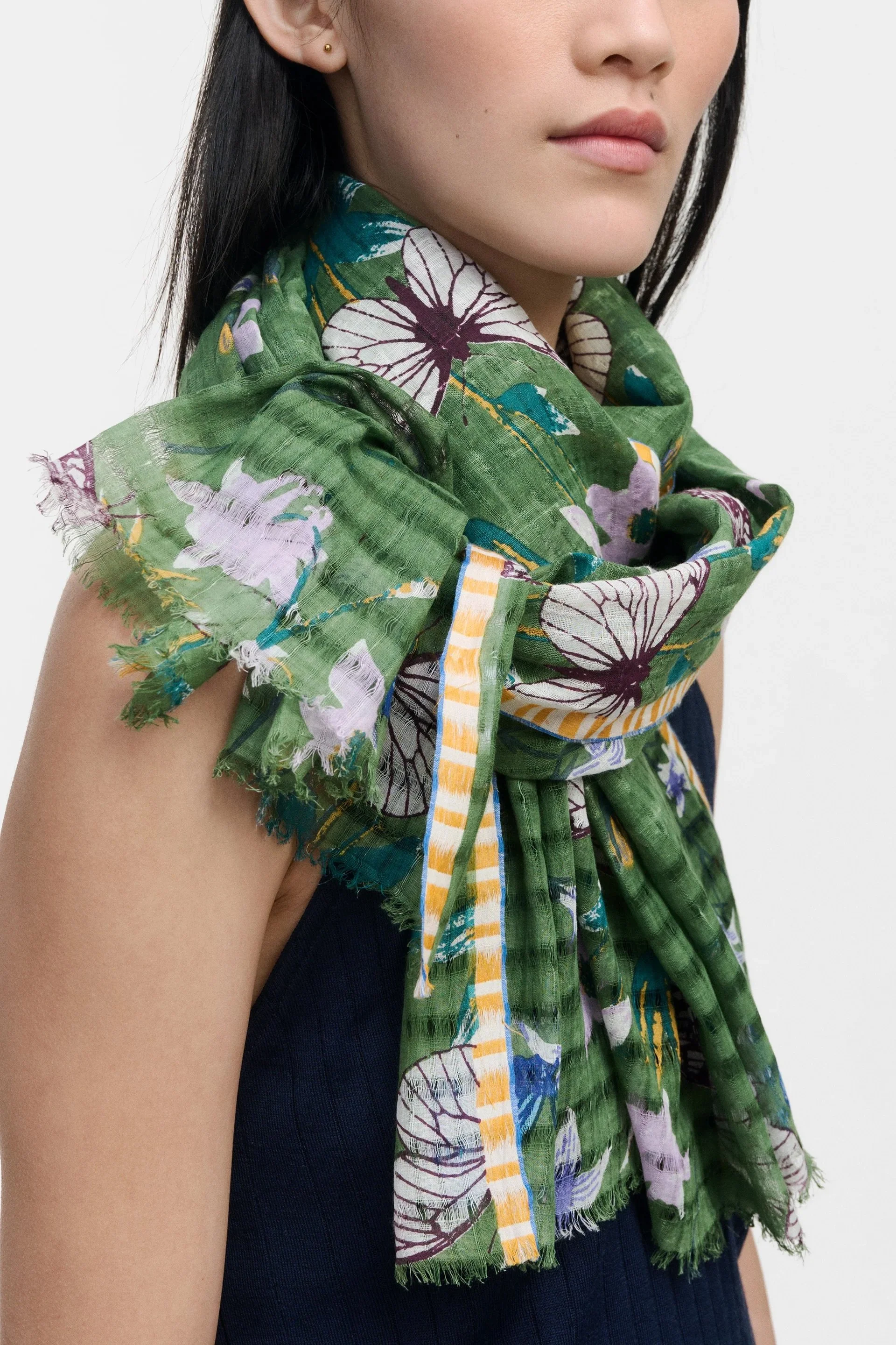 Epice_scarf-butterflies-flowers-pine-ps-2682D-2-manon-bis.jpg