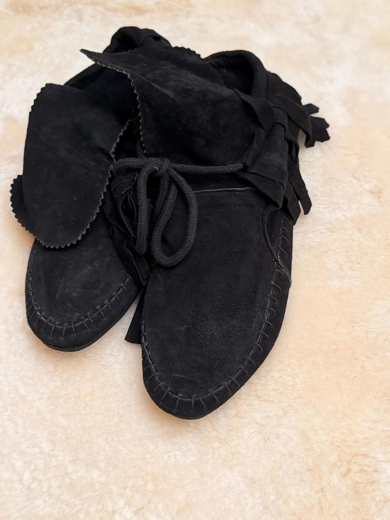 mamapapa-suede-fringe-moccasin-black-leather-2-manon-bis.jpg