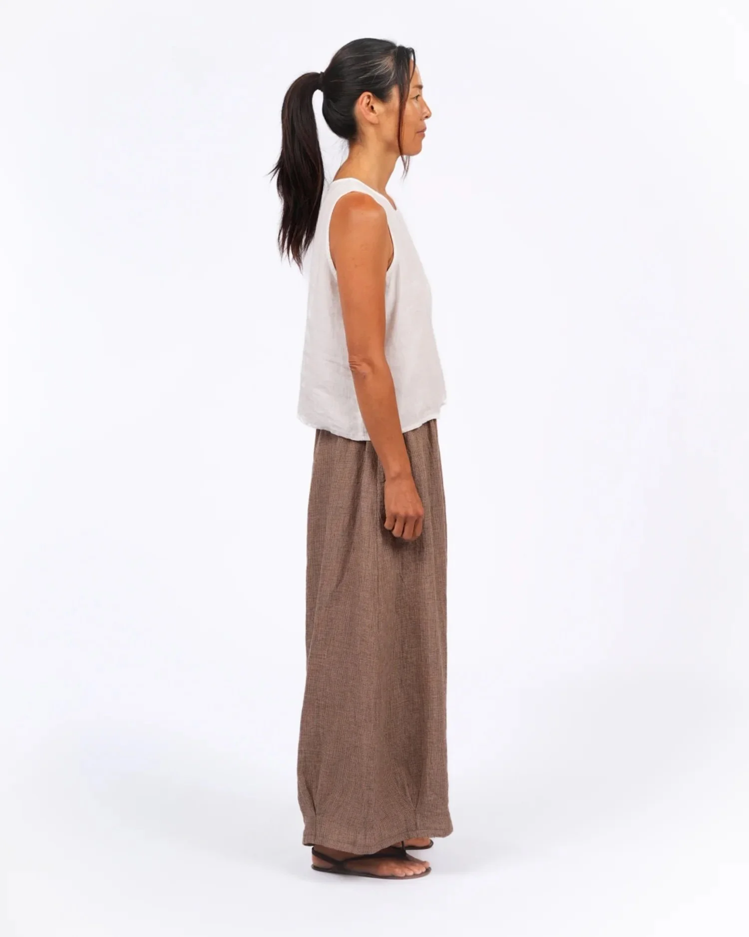 montaigne-eadie-linen-pants-in-fine-houndstooth-brown-manon-bis.jpg .jpg
