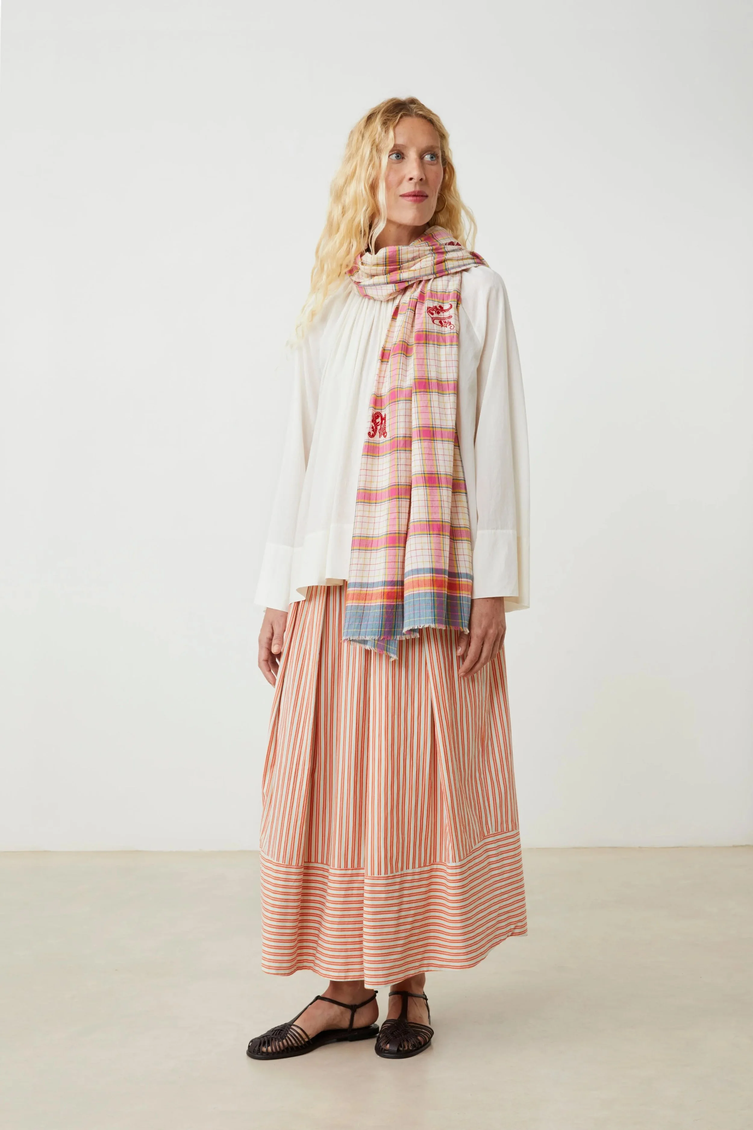 moismont-alphabet-scarf-825-pop-pink-manon-bis.jpg