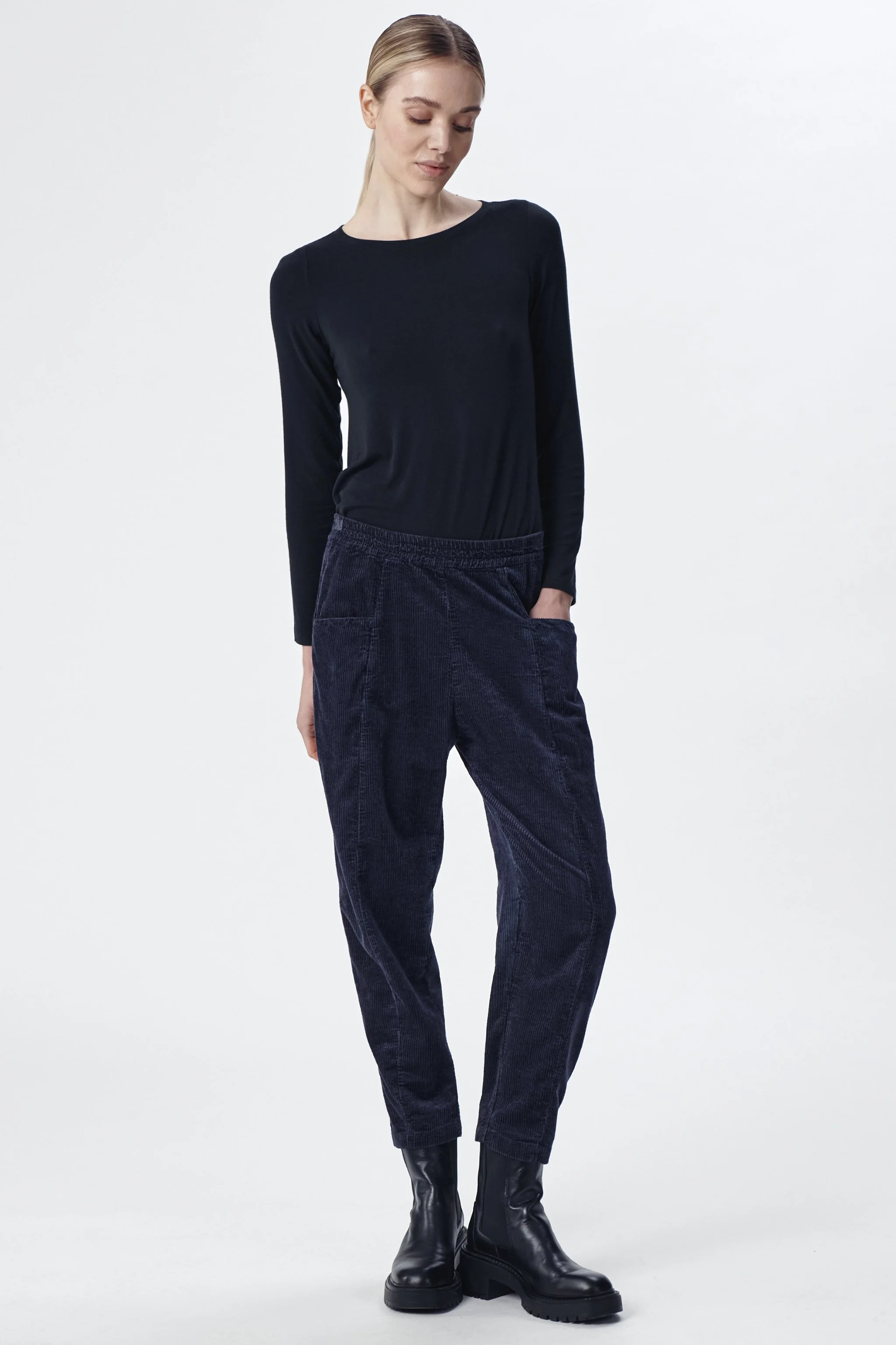 Transit-Fine-Cord-Pant-Aviation-Blue3-manon-bis.jpg