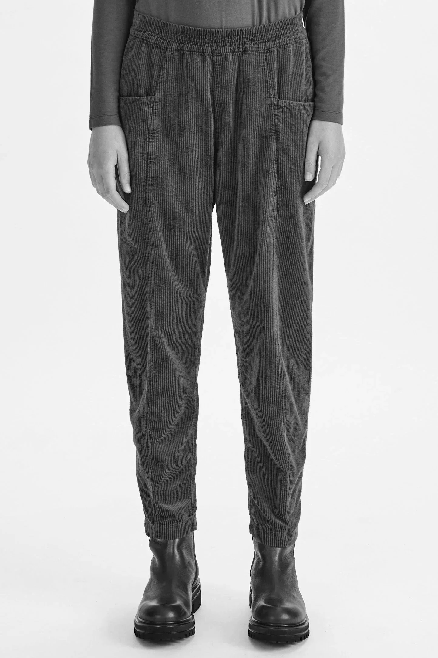 Transit-Cord-Pant-Toffee3--CFDTRBQ262-08_01_Manon-Bis.jpg