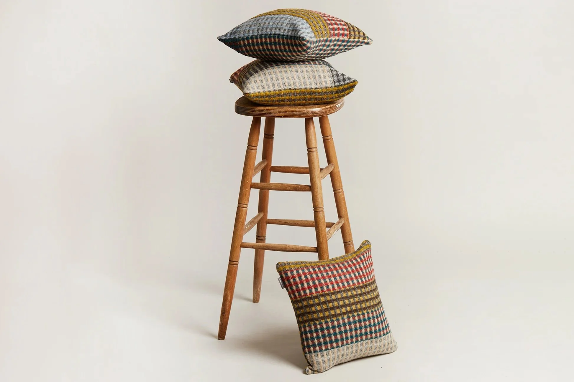 Wallace-Sewell-hampstead-waffle-cushion-68-manon-bis.jpg