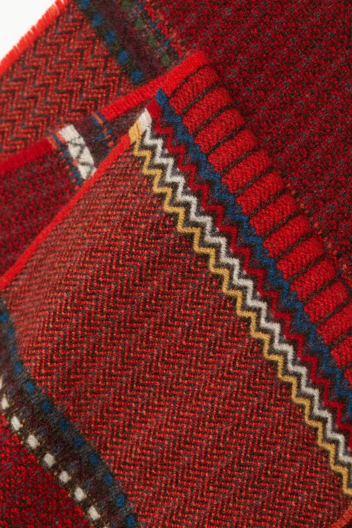 Wallace-Sewell-Cassia-Scarf-Crimson-3-manon-bis.jpg