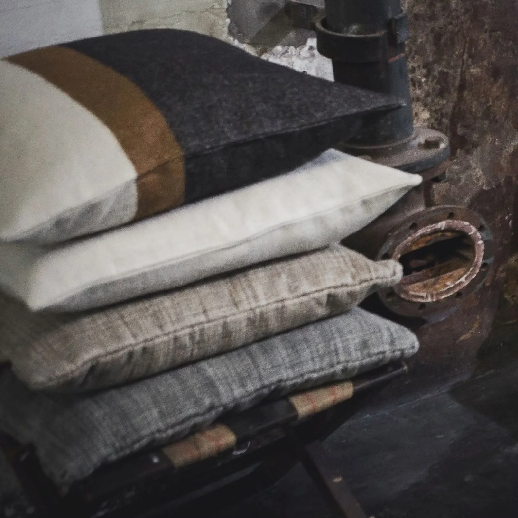 libeco-linen-nash-stripe-cushion-50x50_6-manon-bis.jpg