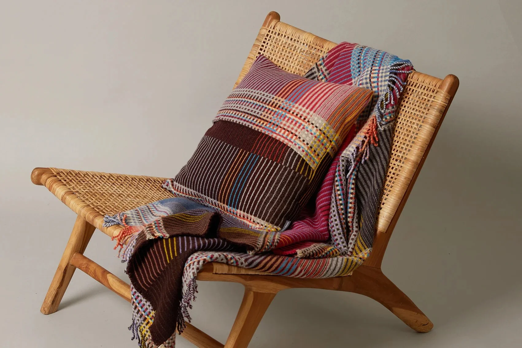 Wallace-Sewell-Cushion_Lambswool_Pinstripe-Sophia-1_manon-bis.jpg