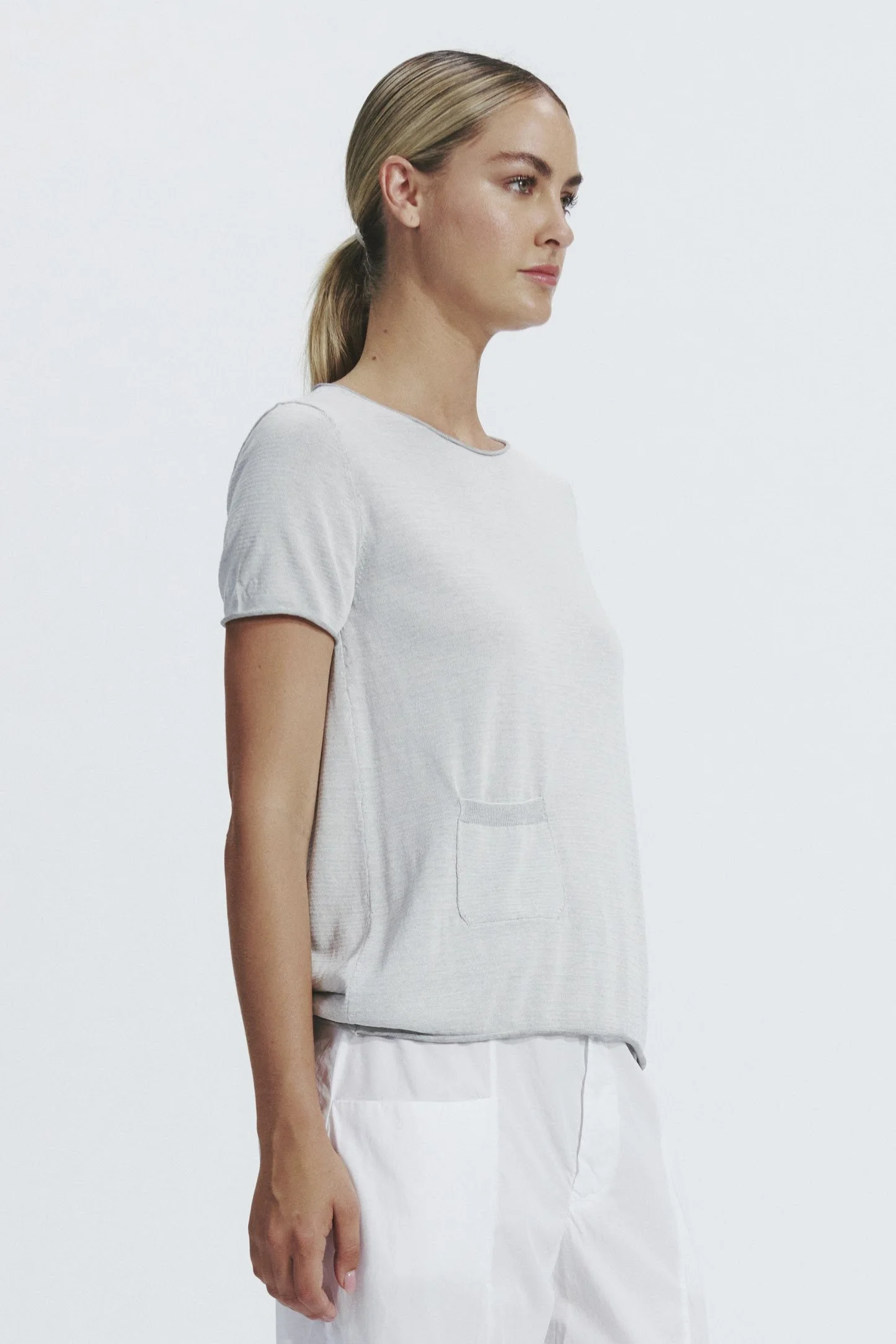 Transit-Knit-Pocket-Tee-Pearl-Grey-Manon-Bis-2-CFDTRZ6411-111_01_B.jpg