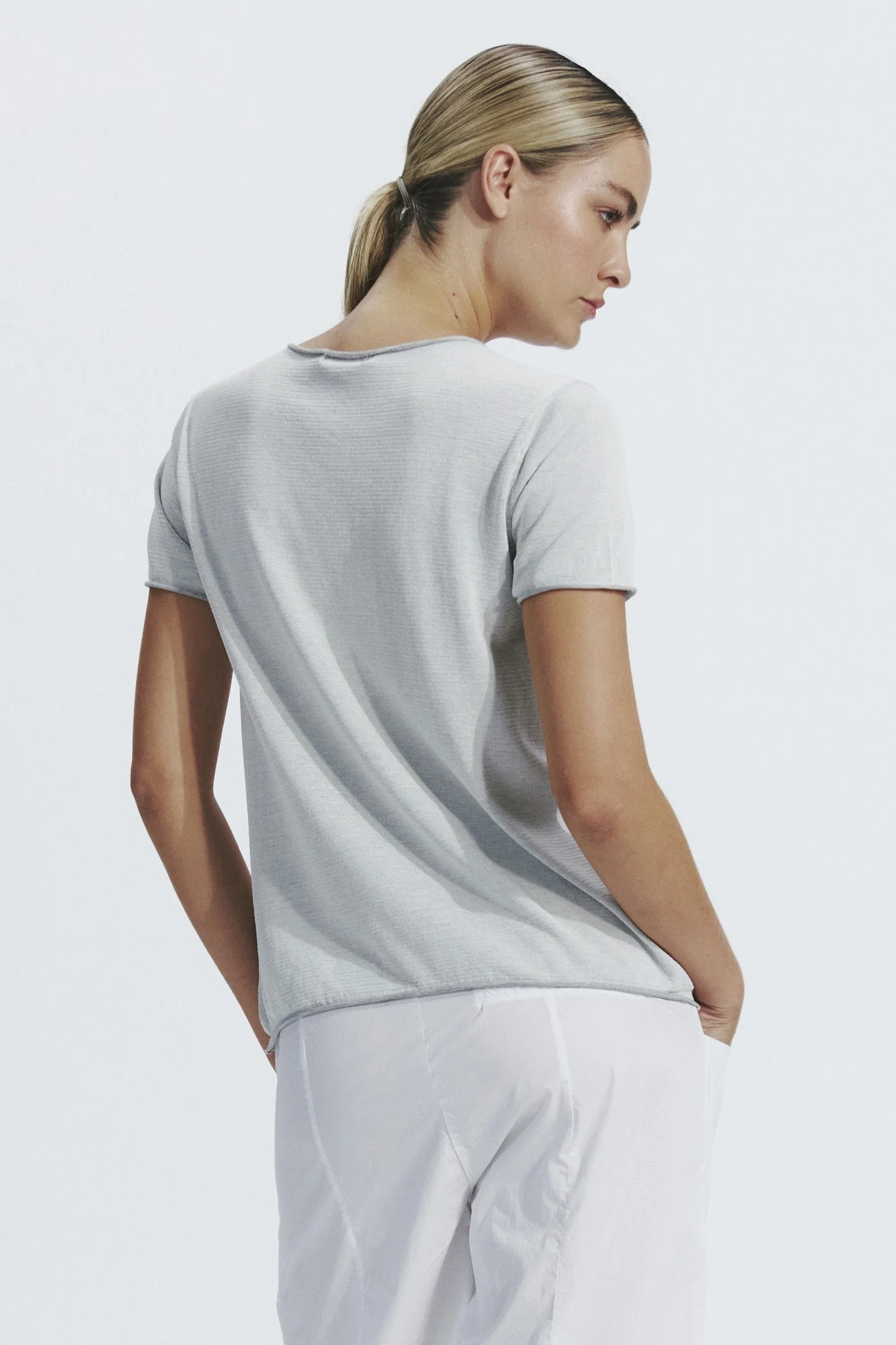 Transit-Knit-Pocket-Tee-Pearl-Grey-Manon-Bis-CFDTRZ6411-111_01_B.jpg