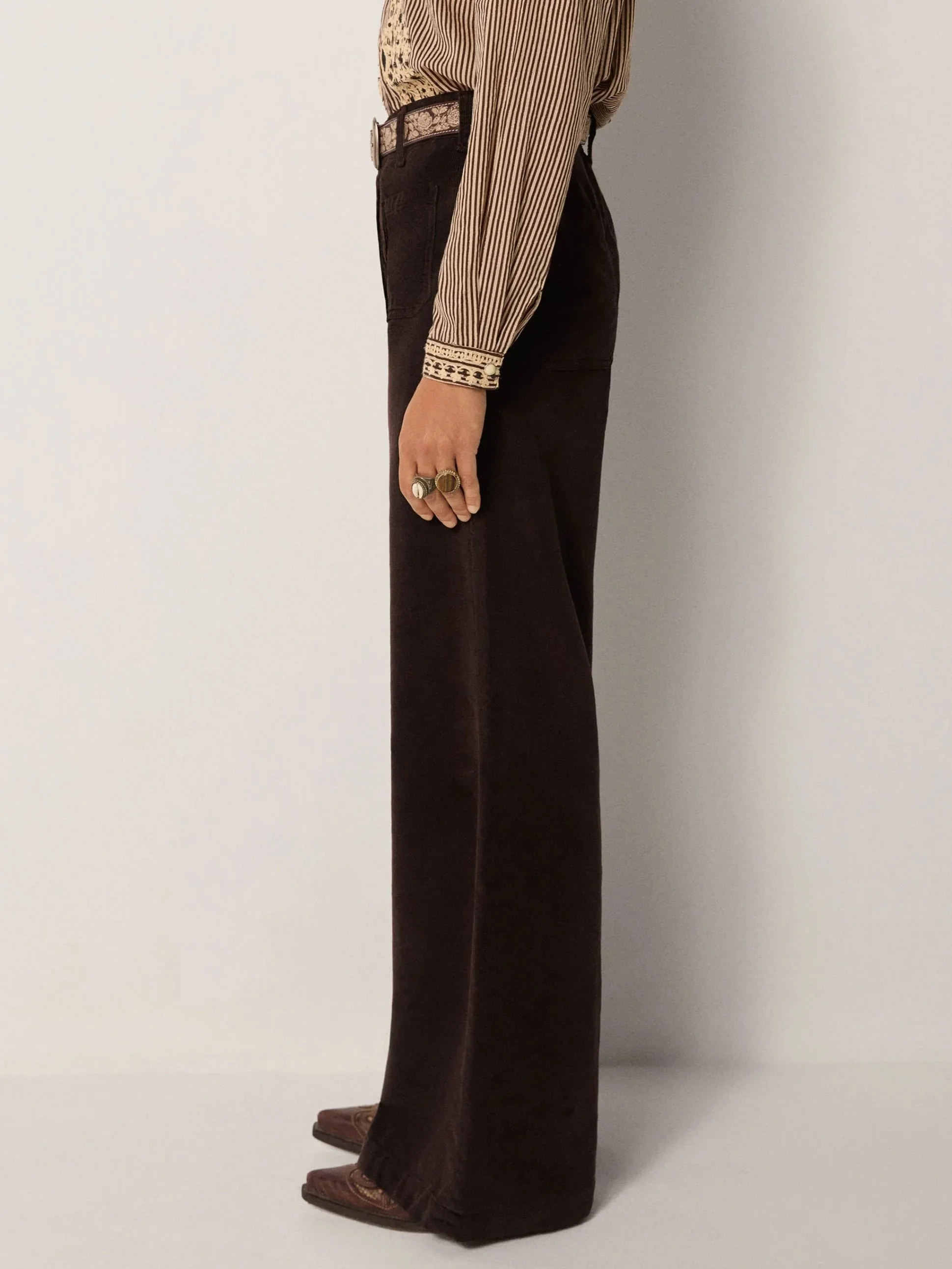 Maison-Hotel-Romeo_pant-Montesco-Mud-45-manon-bis.jpg