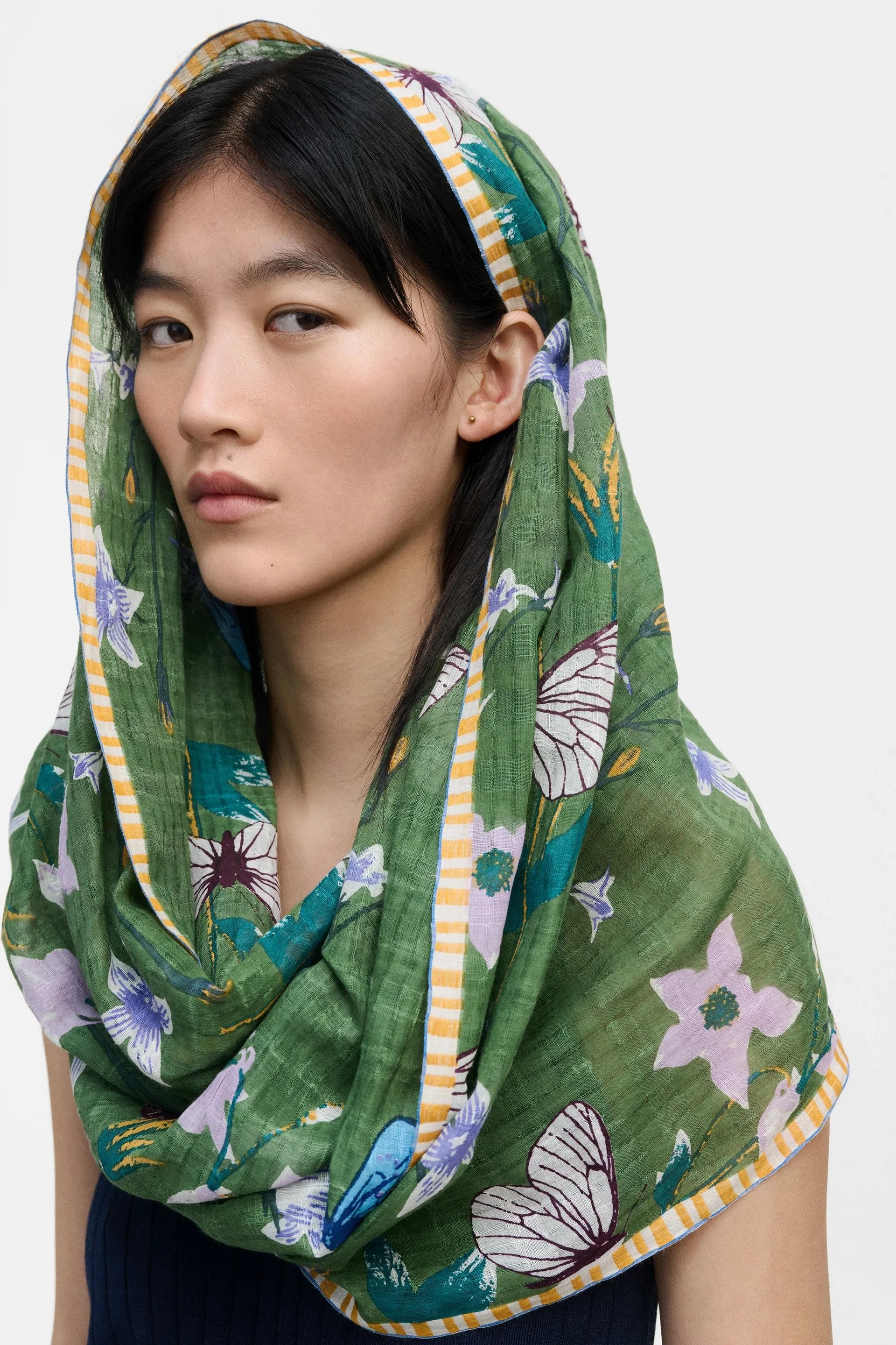 Epice_scarf-butterflies-flowers-pine-ps-2682D-45-manon-bis.jpg