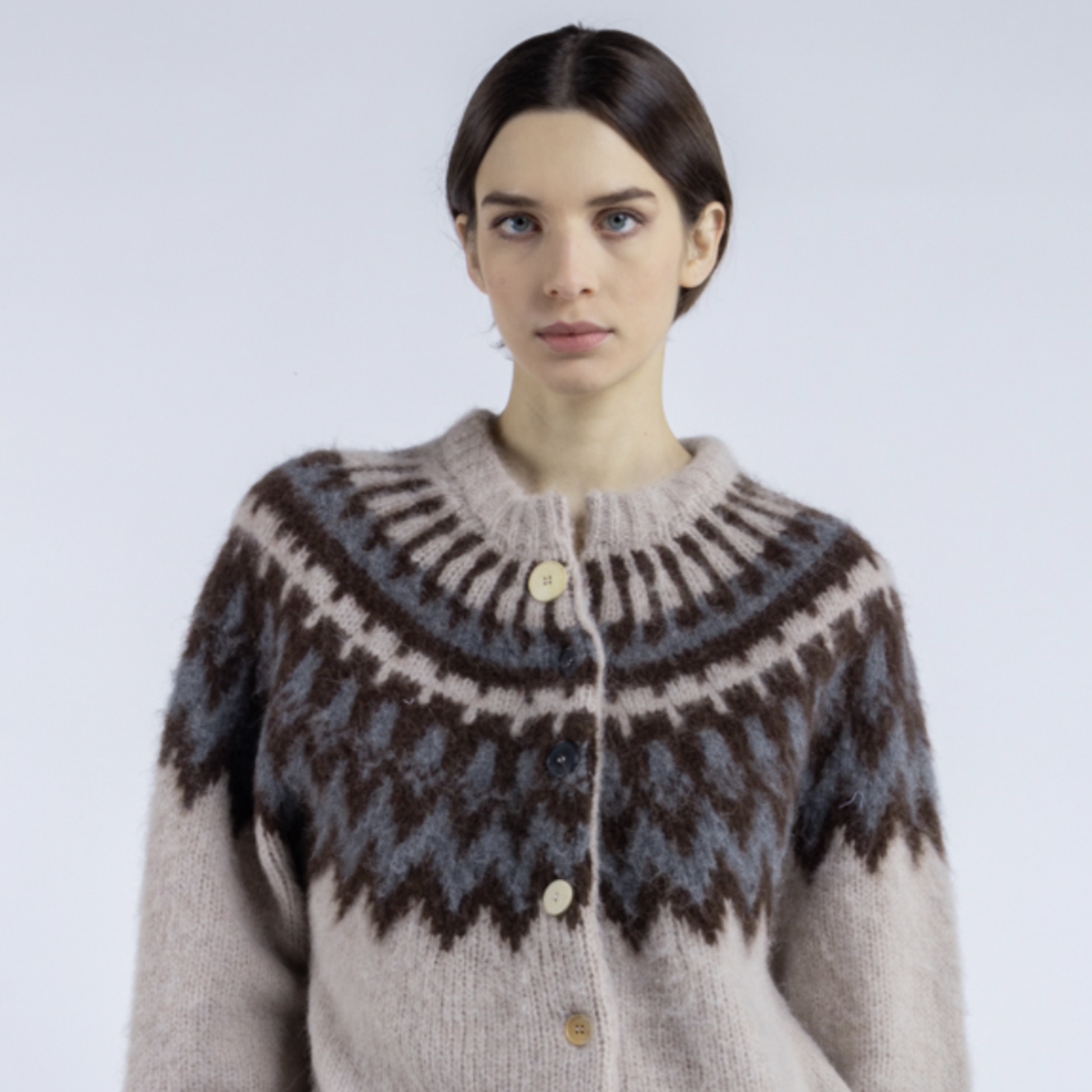 MANON BIS PHISIQUE DU ROLE CARDIGAN.png
