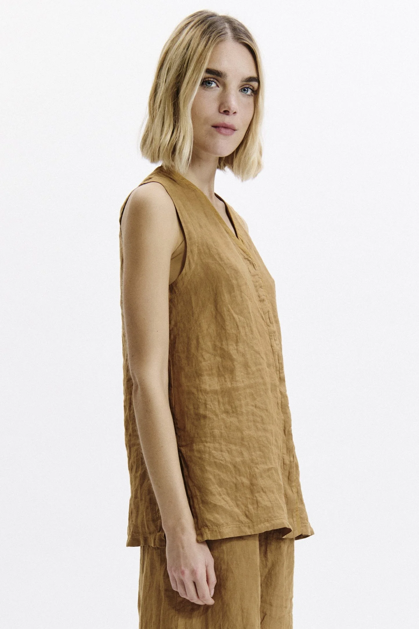 Transit-linen-sleeveless-top-rust-CFDTRAB110-03_01-manon-bis_T2.jpg