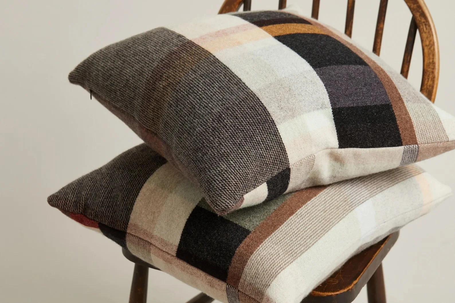 Wallace-Sewell-Cushion_Block_Chipperfield_7-manon-bis.jpg