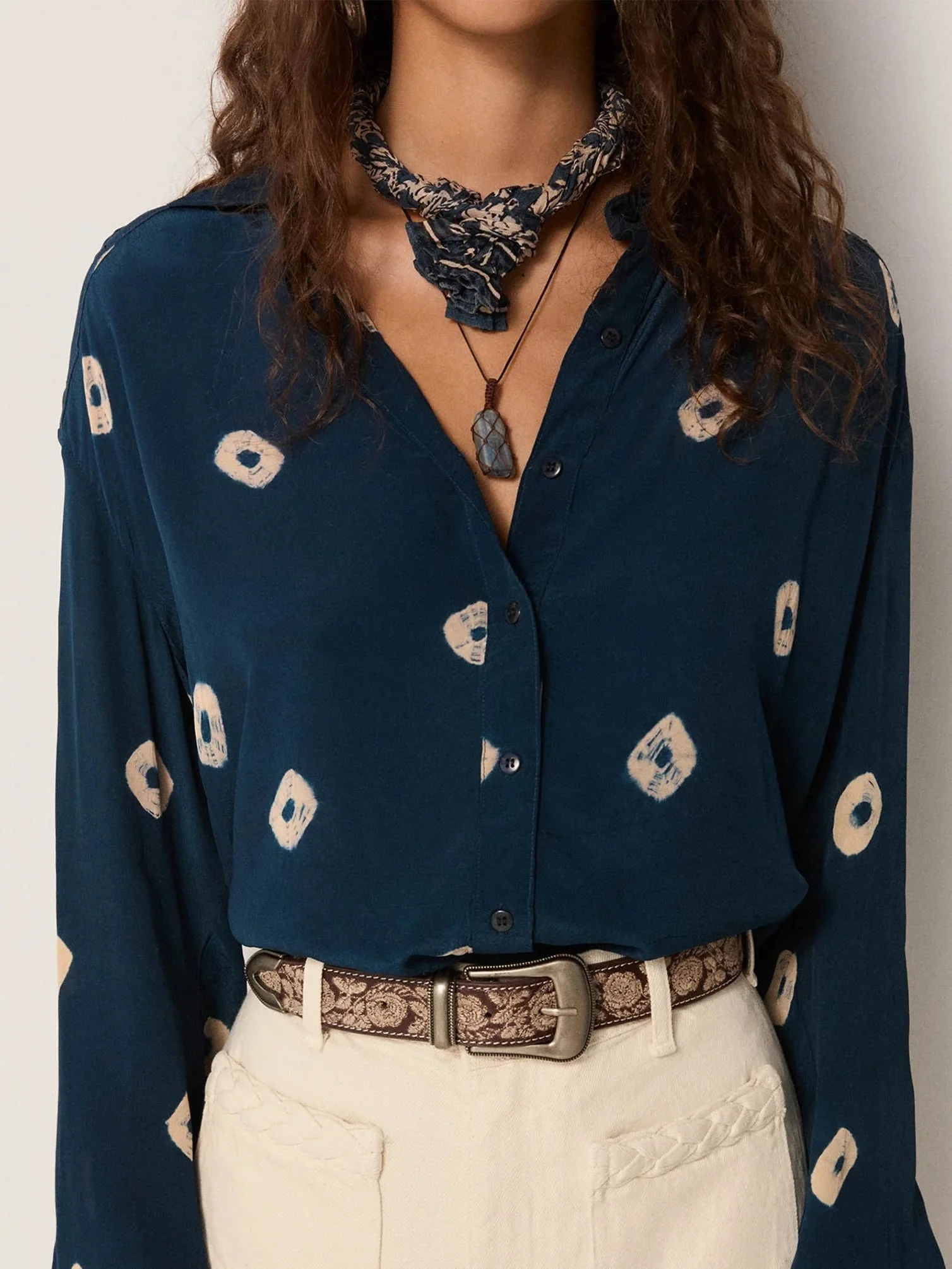 Maison-Hotel-Rosie-Scarf-Blue-Lion-manon-bis.jpg