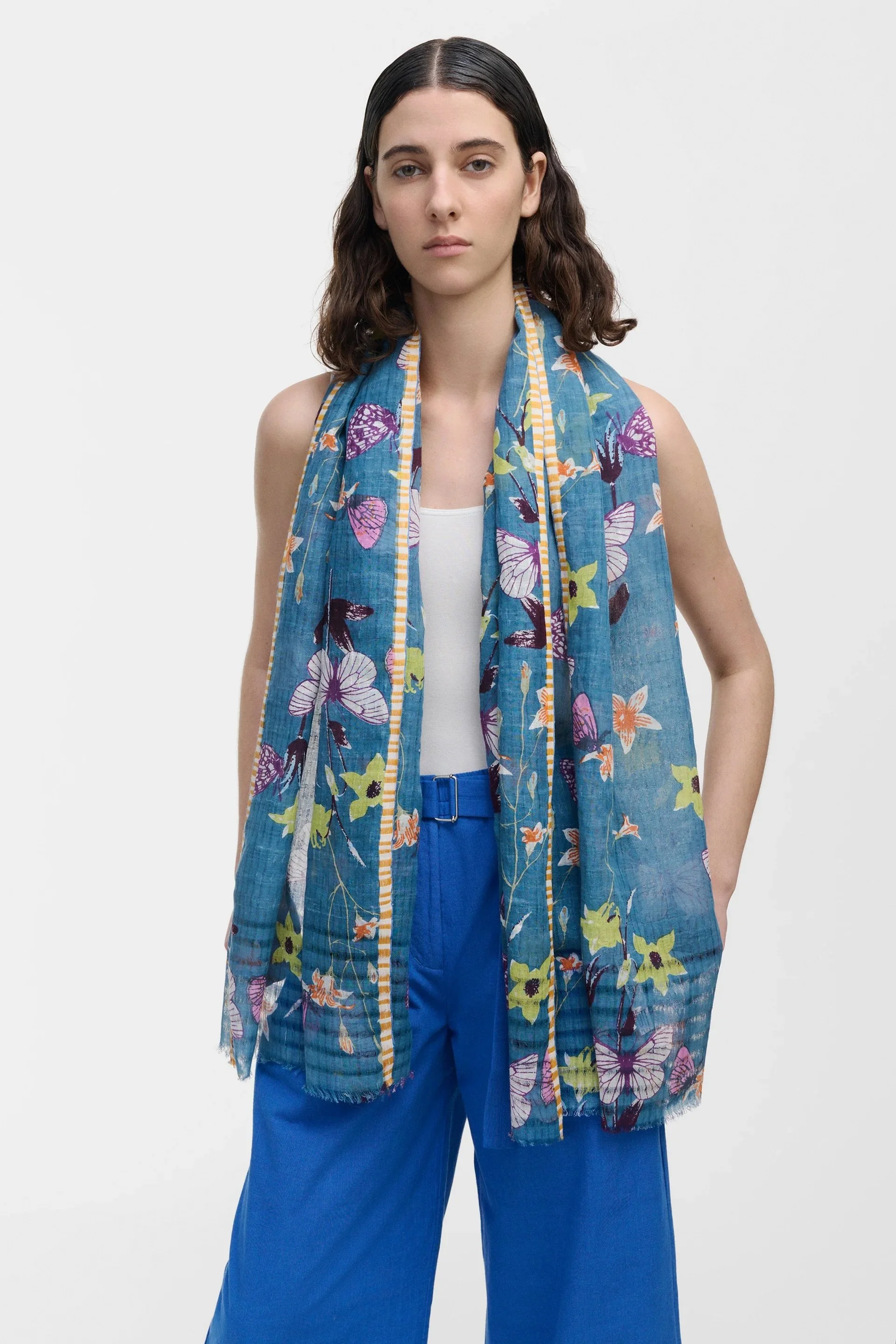 Epice_scarf-butterflies-flowers-bluestone-ps-2682E--1manon-bis.jpg