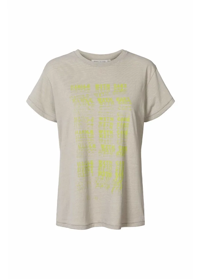 Rabens-saloner-handle-with-care-AMBLA-TSHIRT-dove-manon-bis.jpg