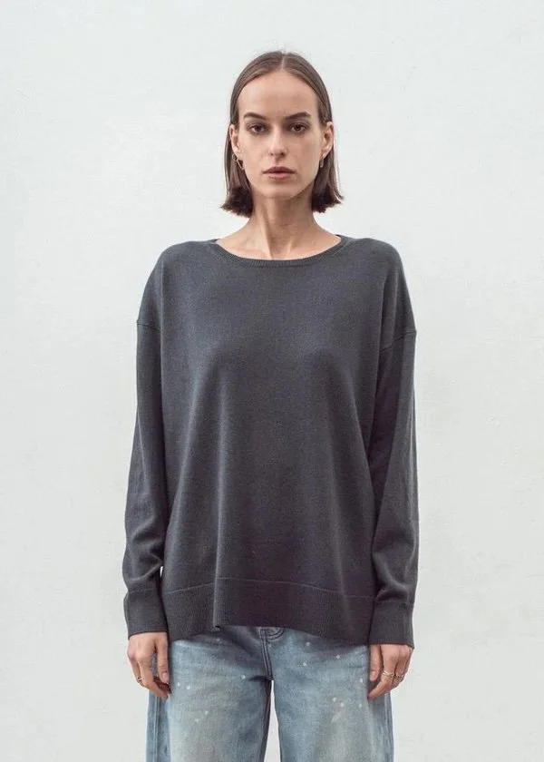 aleger-cashmere-hi-lo-slouch-crew-N.184-pewter2-manon-bis.jpg