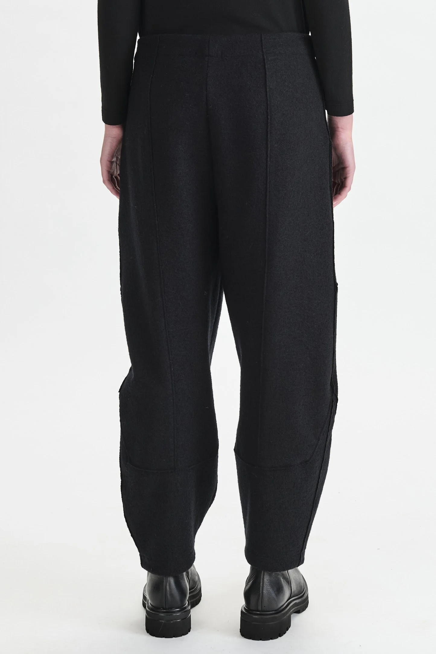 Transit-virgin-wool-pant-black-CFDTRBU303-10_01_1-manon-bis.jpg