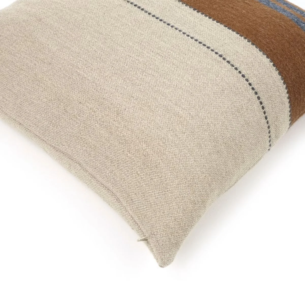 libeco-linen-the_highland_stripe_pillow_smoke-2-manon-bis.jpg