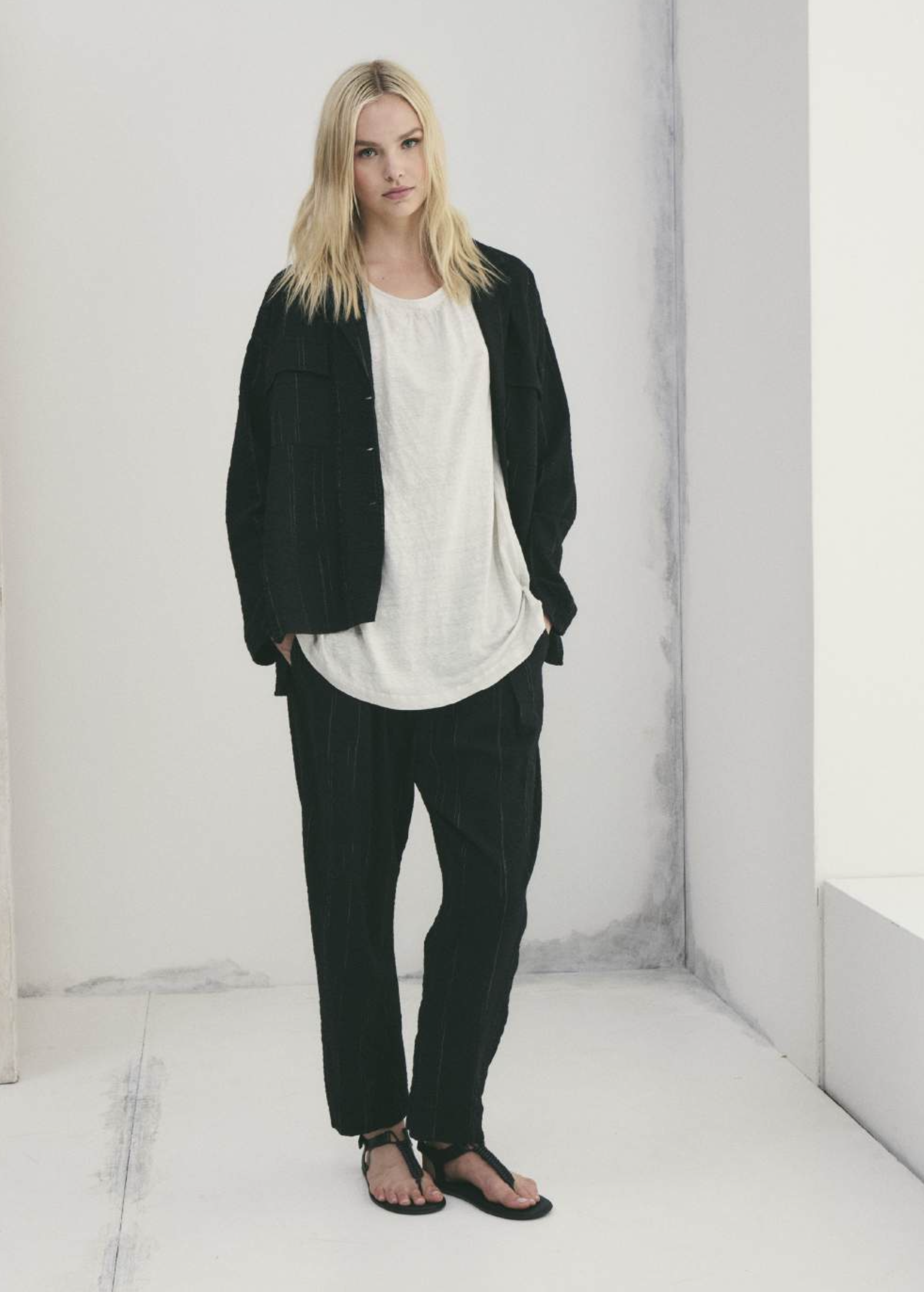 Transit-B113-Pant-pencil-Stripe-Black-manon-bis.jpg