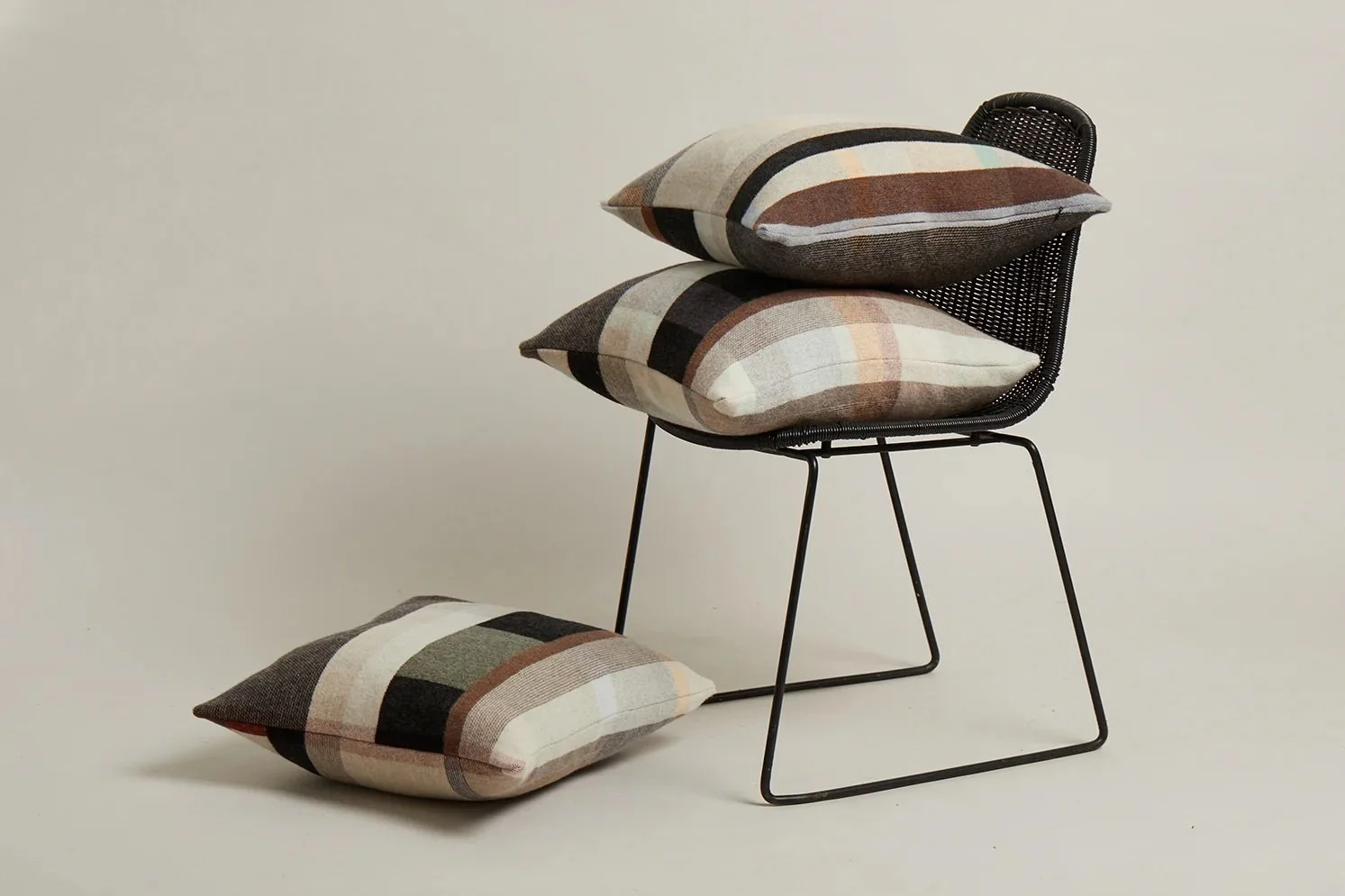 Wallace-Sewell-Cushion_Block_Chipperfield_797-manon-bis.jpg