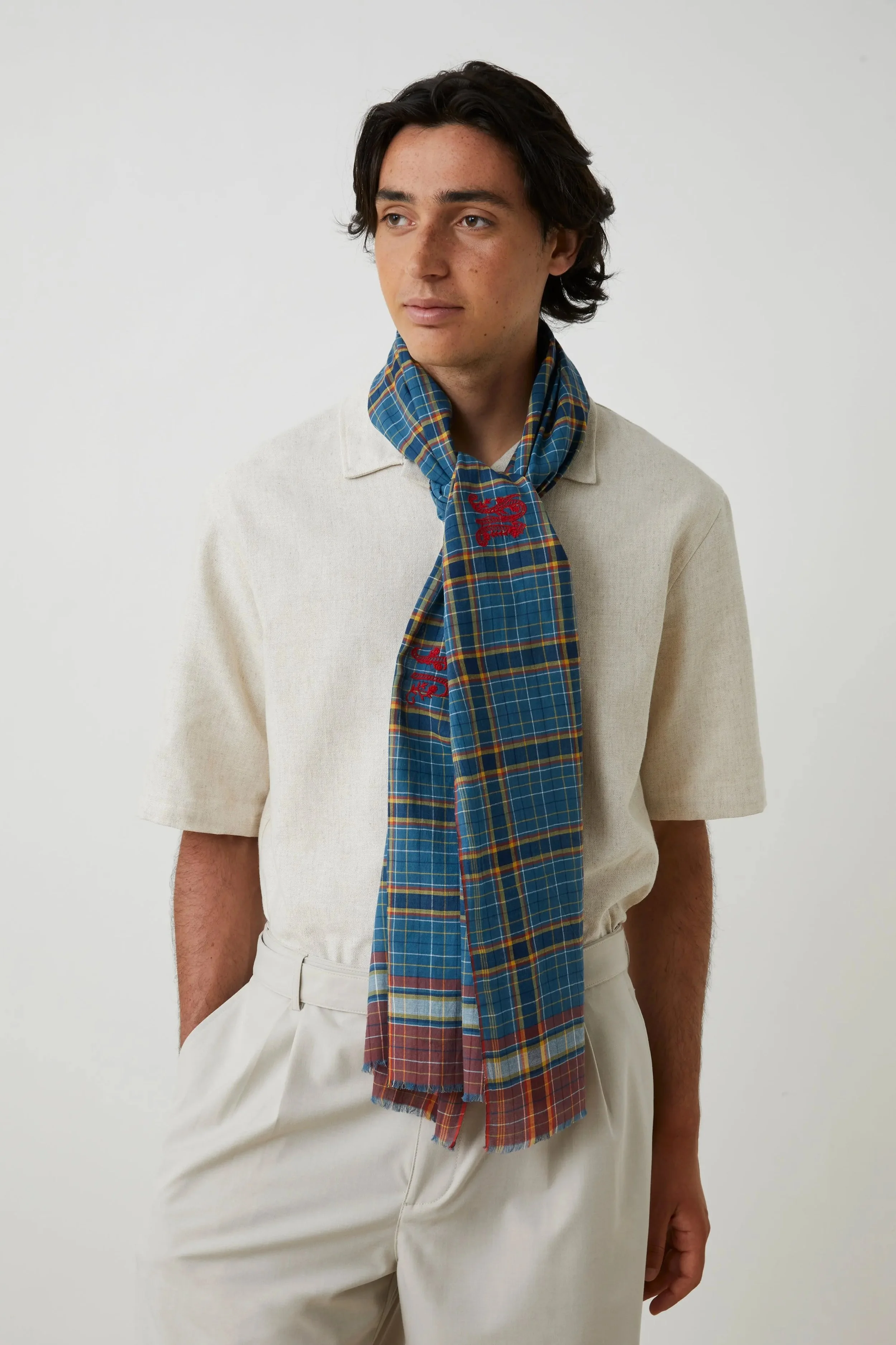 moismont-alphabet-scarf-825-indigo-4-manon-bis.jpg