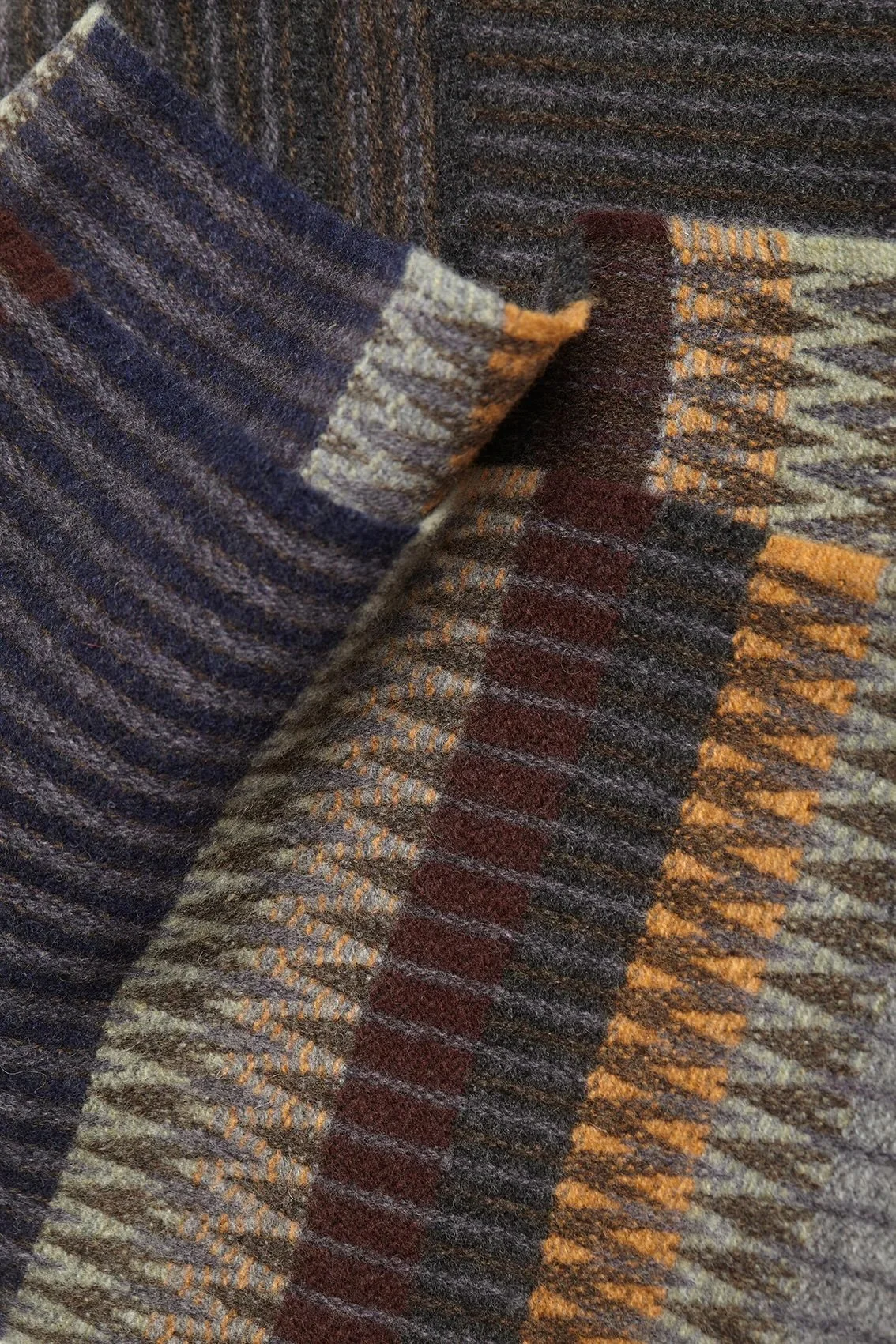 Wallace-Sewell-_Edera-Smoke_scarf-manon-bis.jpg .jpg