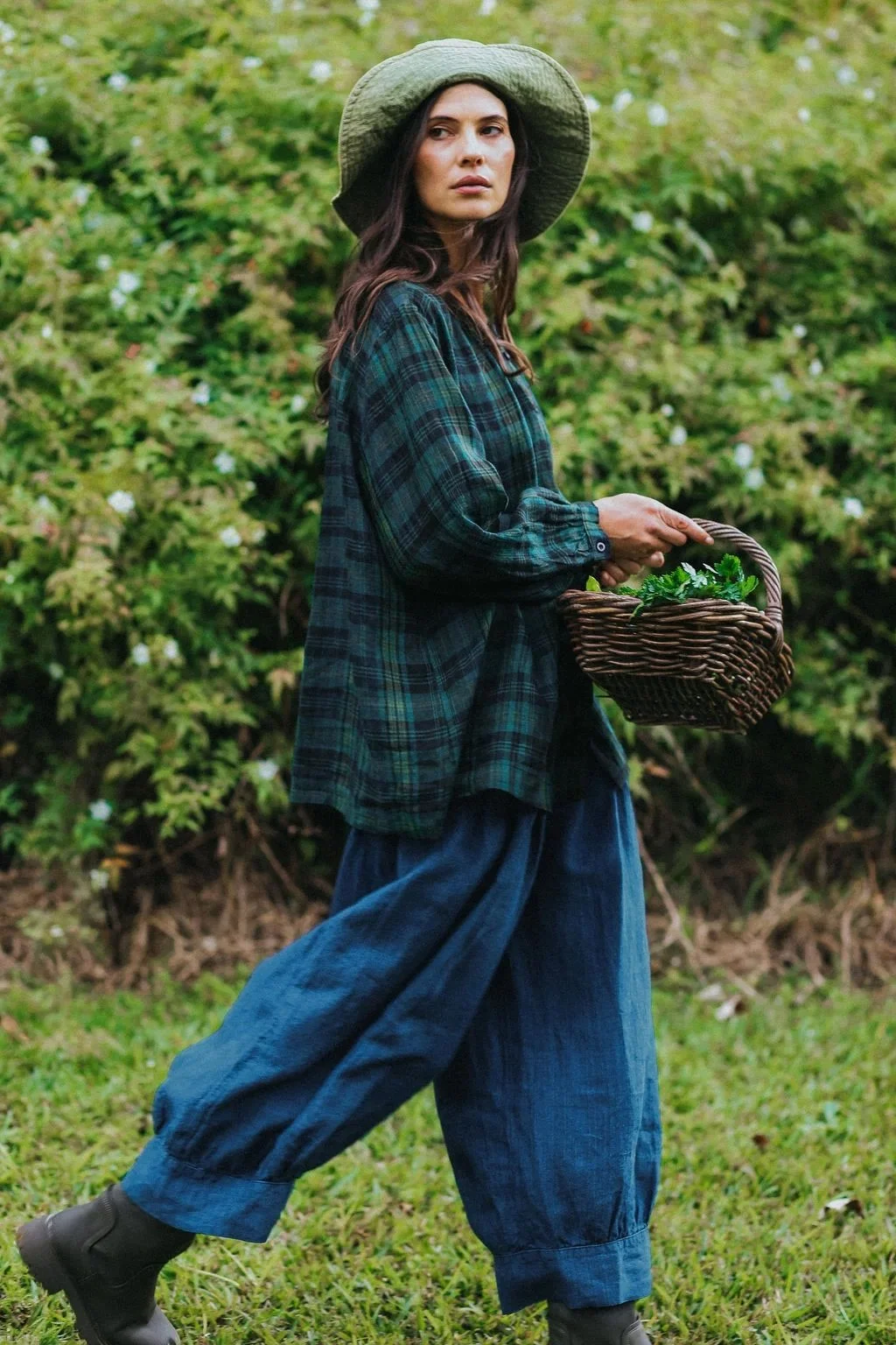 montaigne-desi-linen-pants-in-indigo-1-manon-bis.jpg