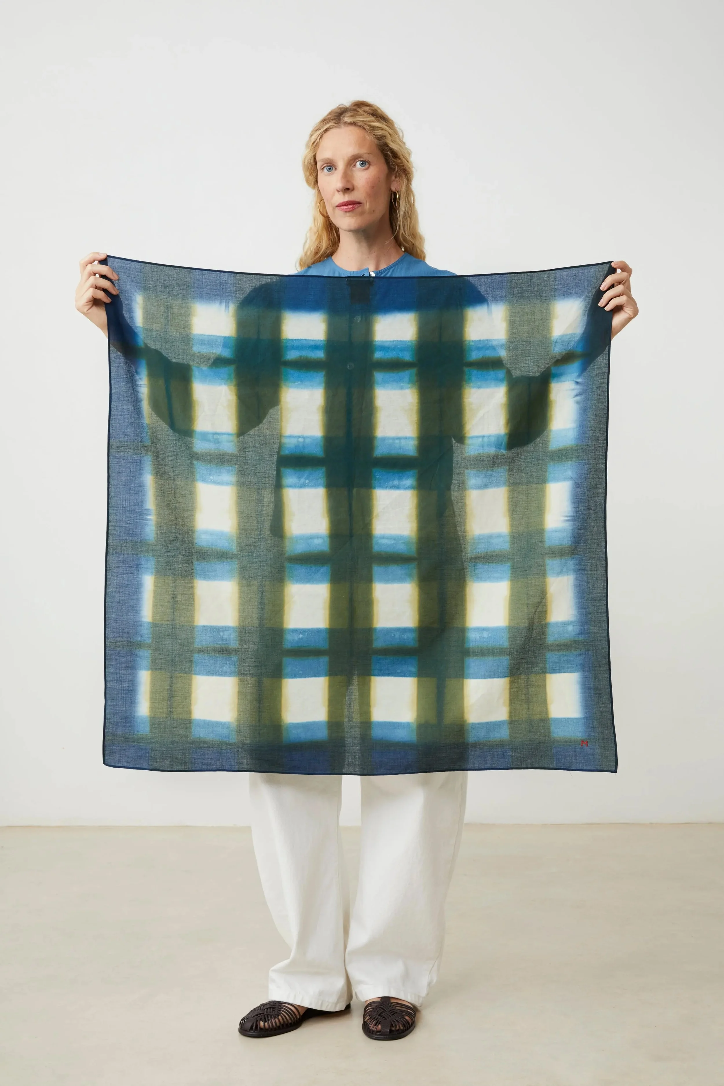 Moismont-yoko-scarf-822-indigo-manon-bis.jpg